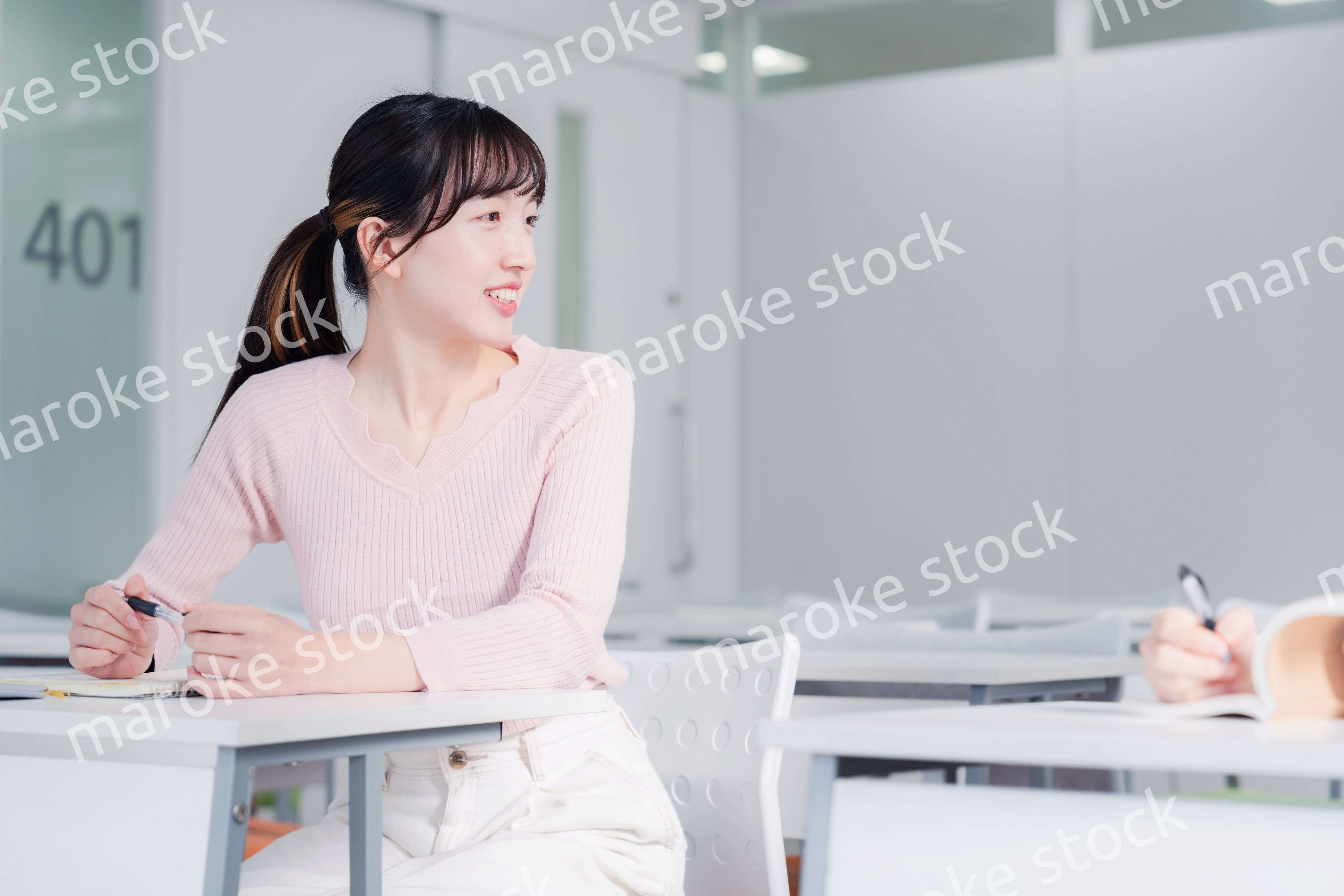 キャンパスで話をする女子大学生