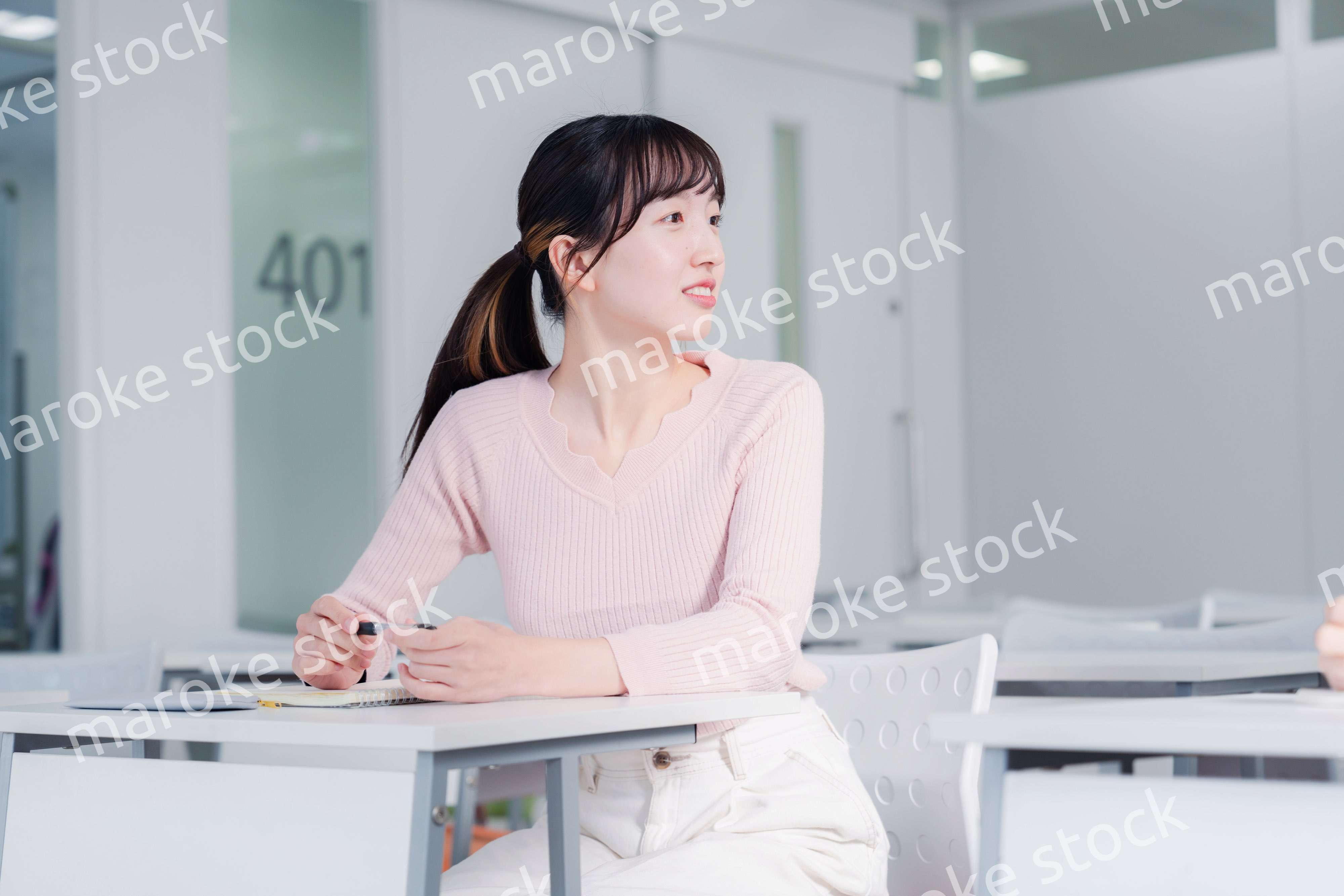 キャンパスで話をする女子大学生