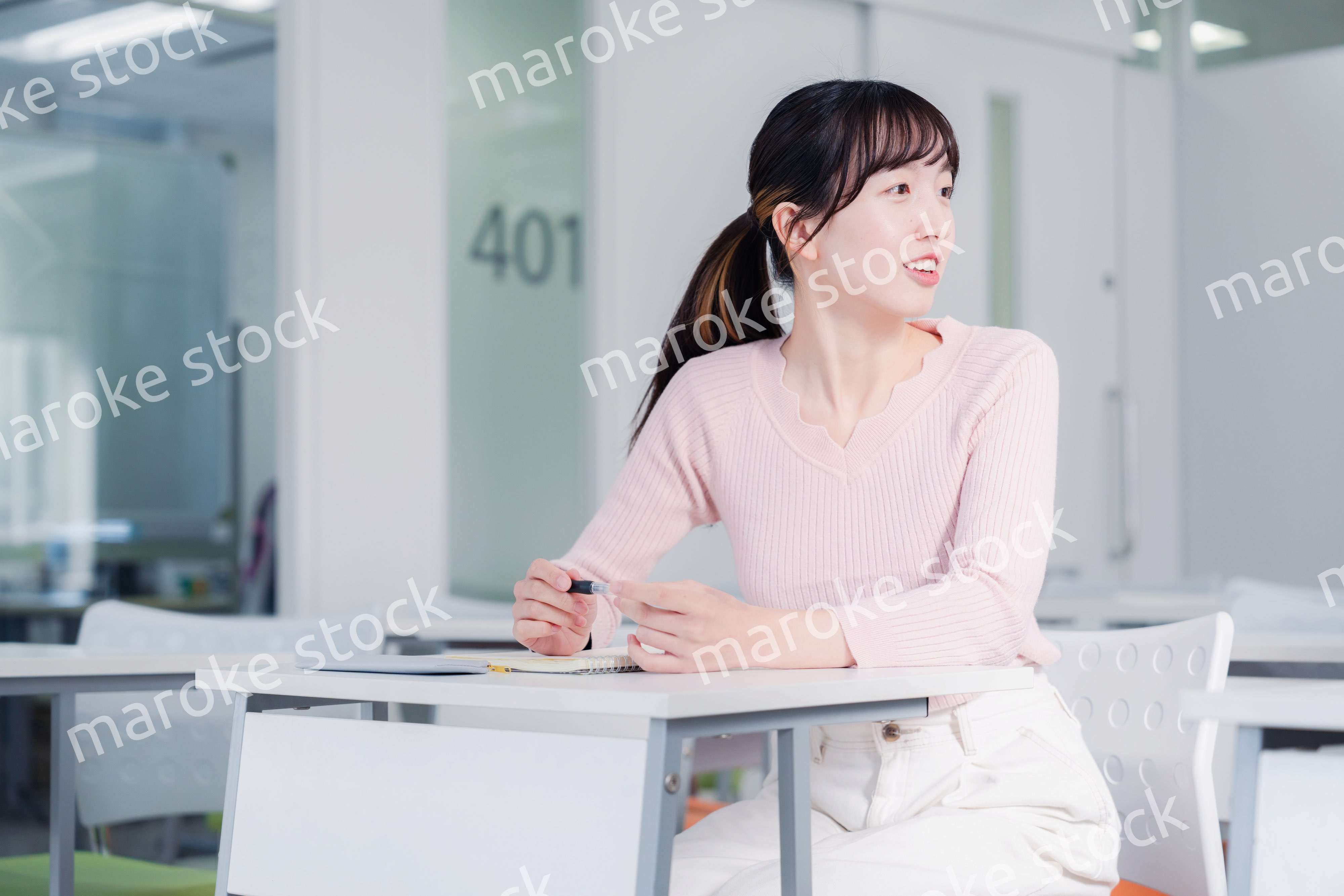 キャンパスで話をする女子大学生