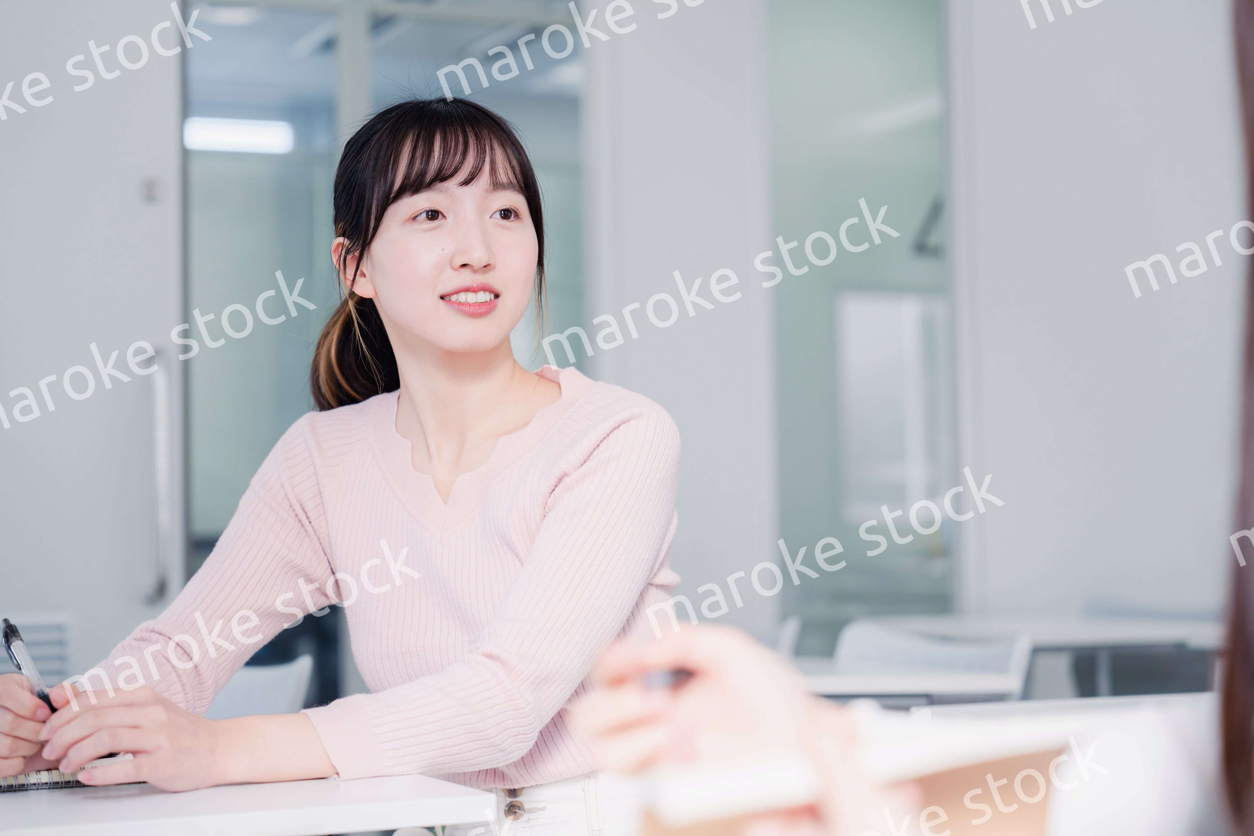 キャンパスで話をする女子大学生