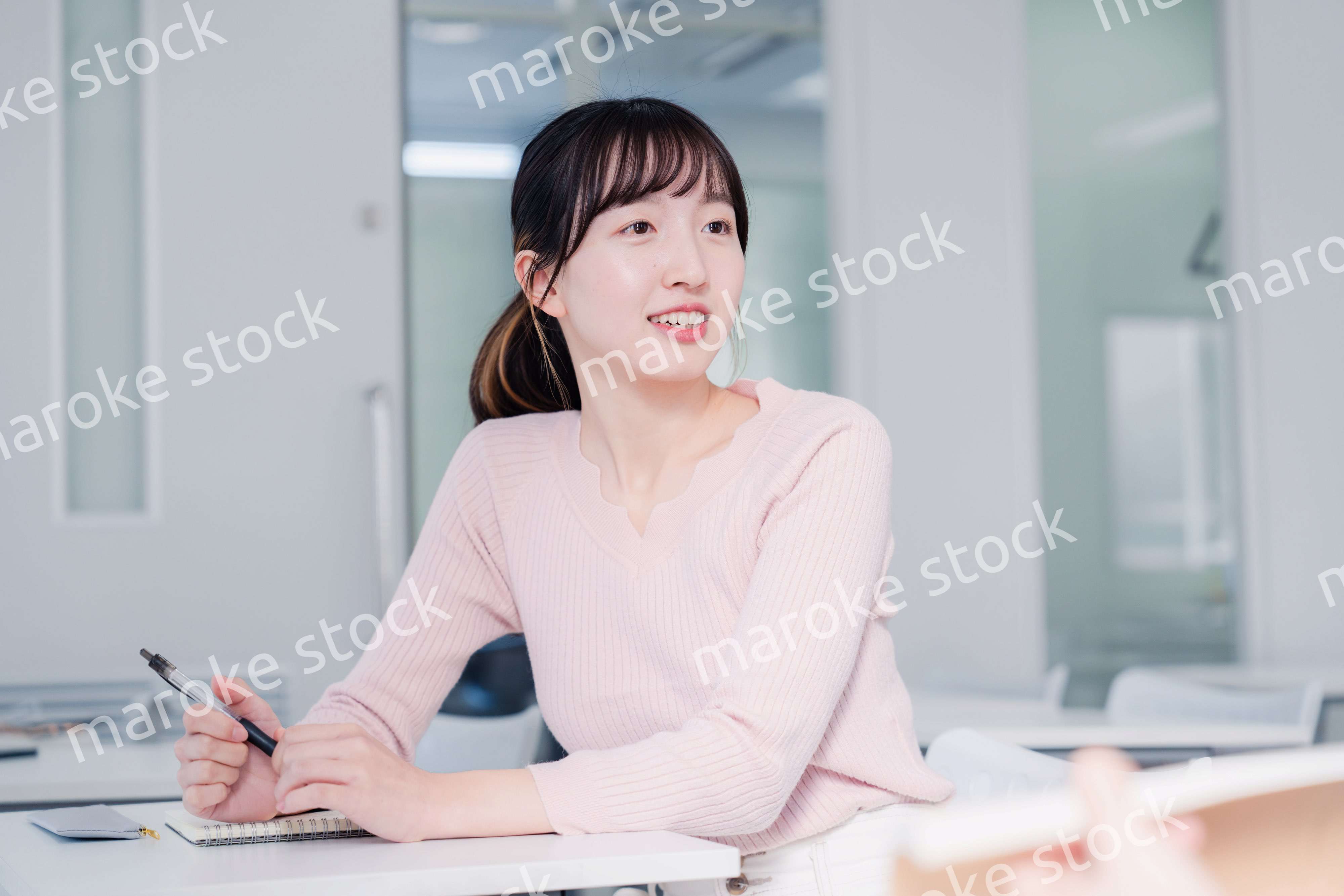 キャンパスで話をする女子大学生