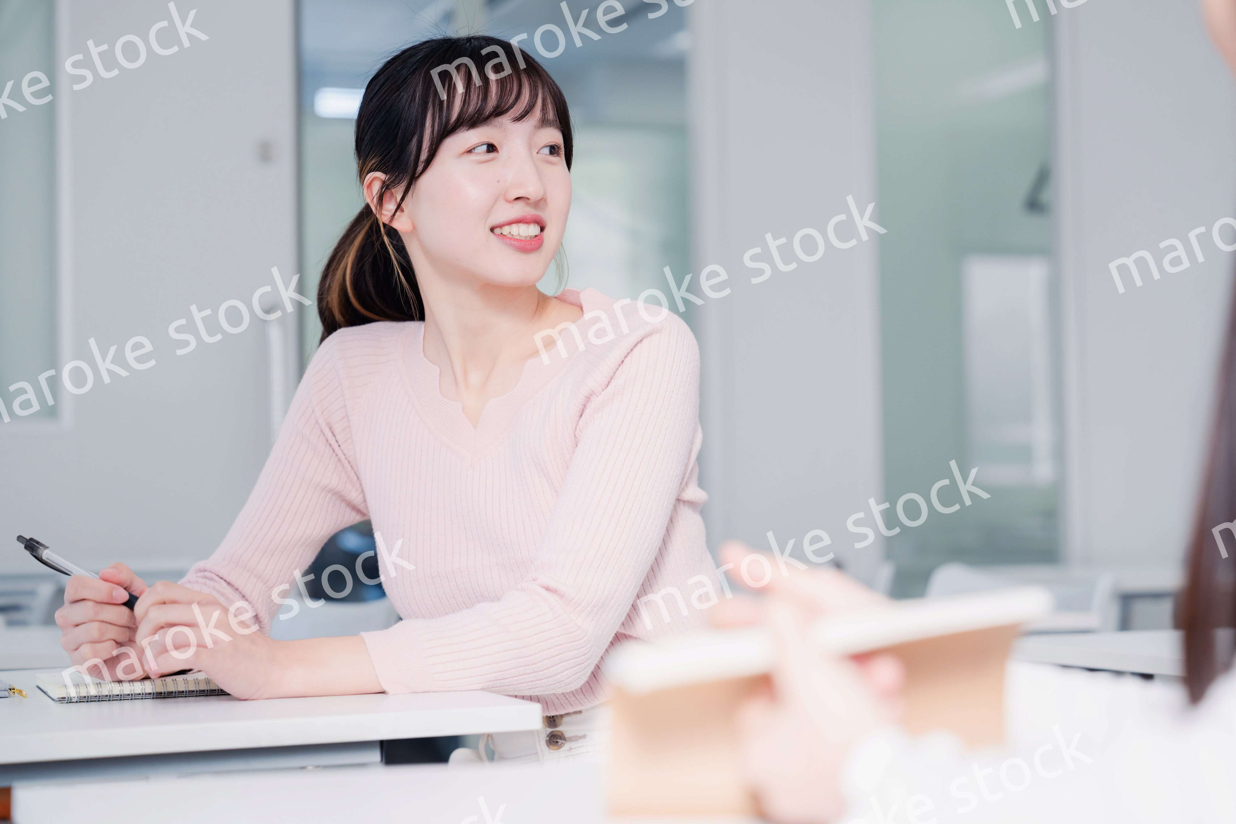 キャンパスで話をする女子大学生