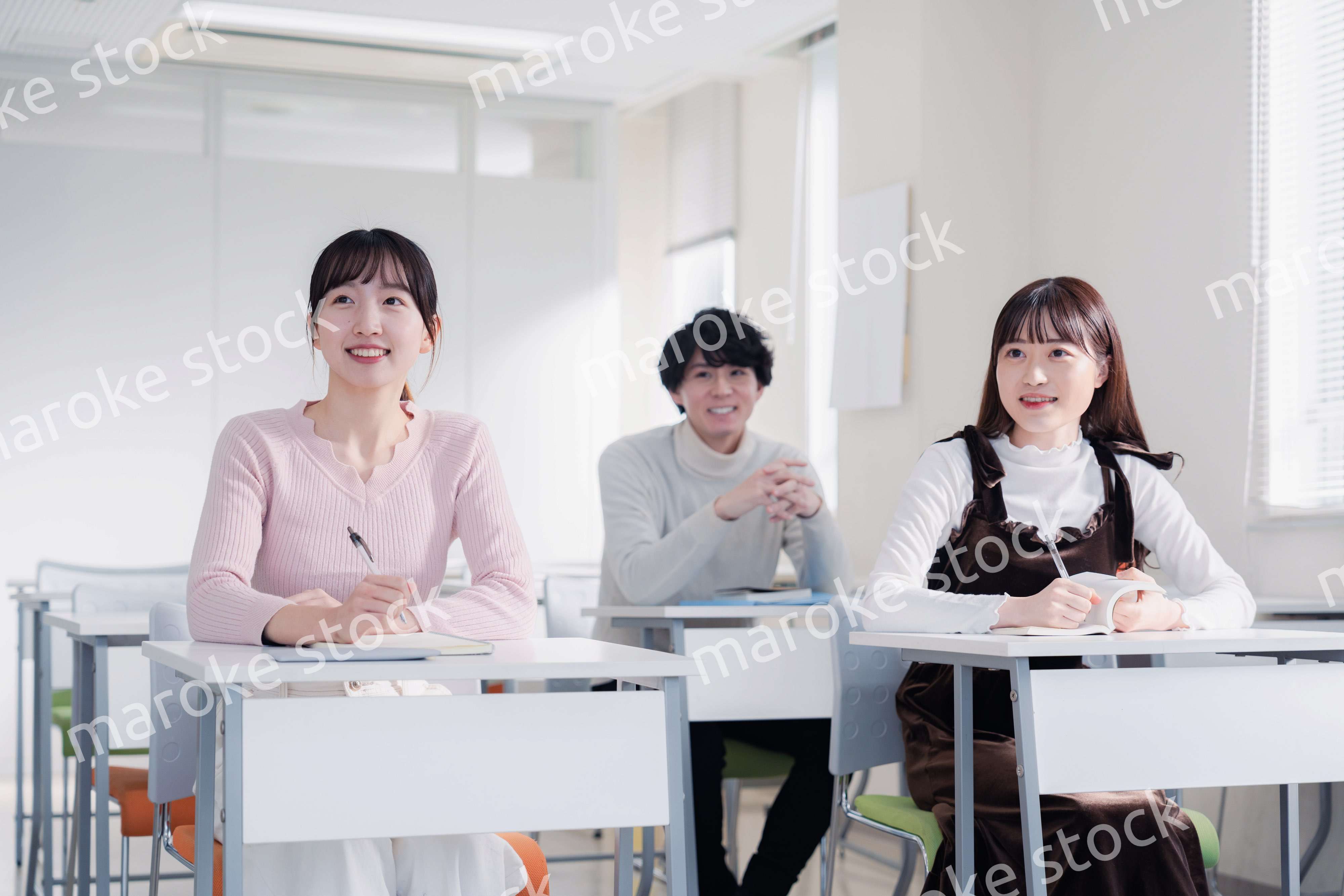 キャンパスで講義を受ける大学生