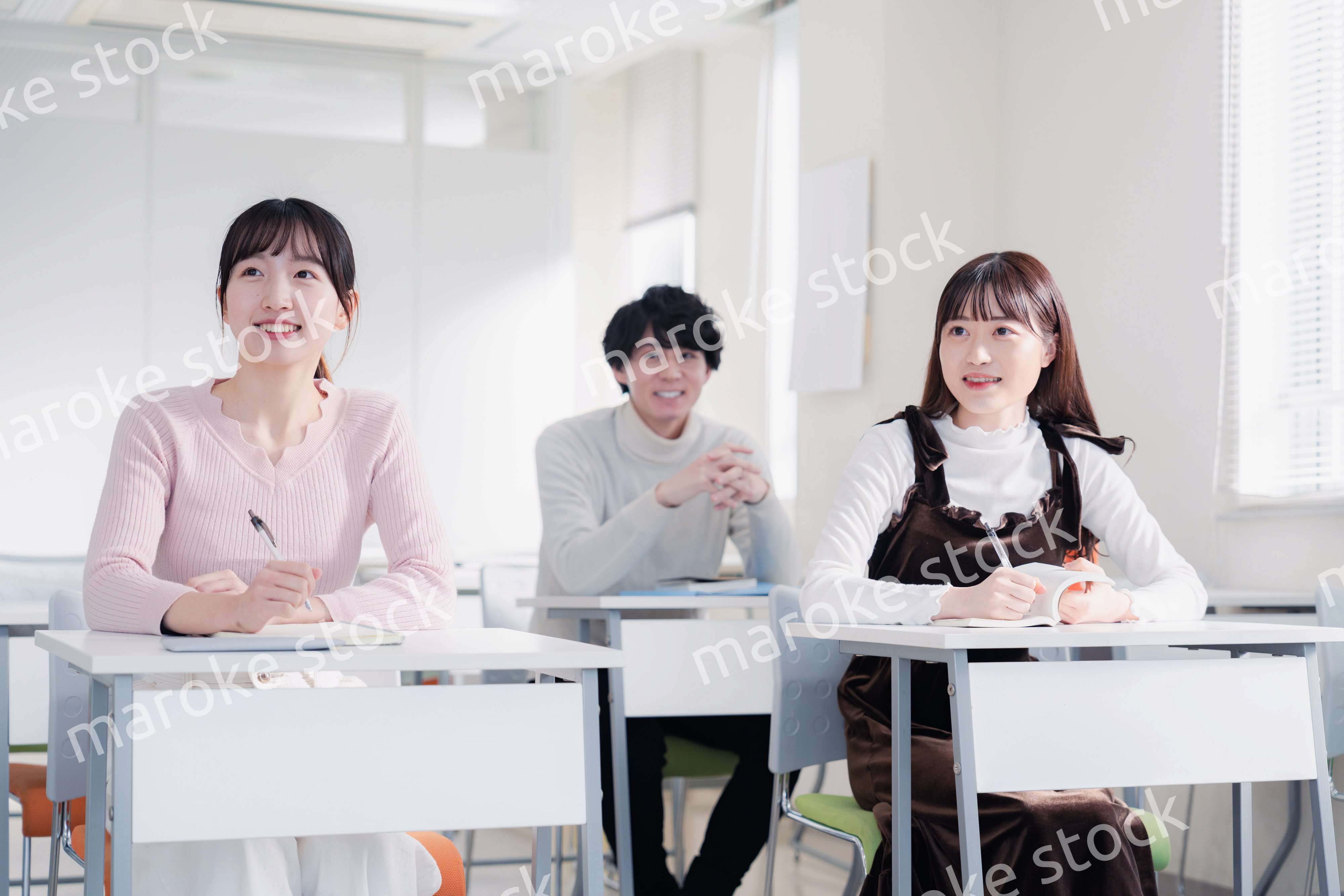 キャンパスで講義を受ける大学生