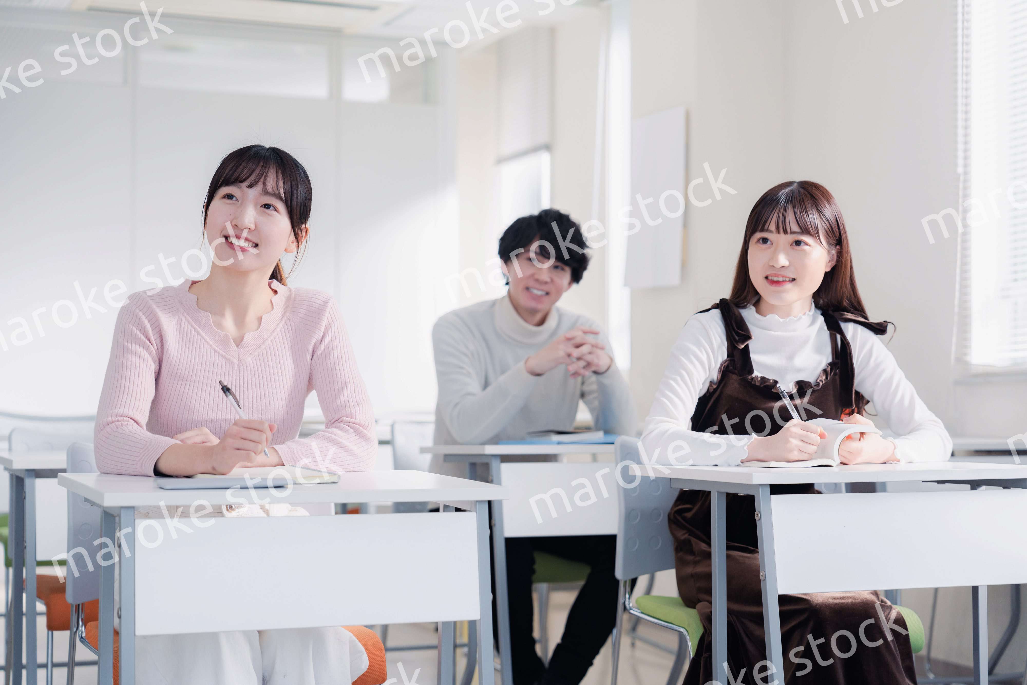 キャンパスで講義を受ける大学生