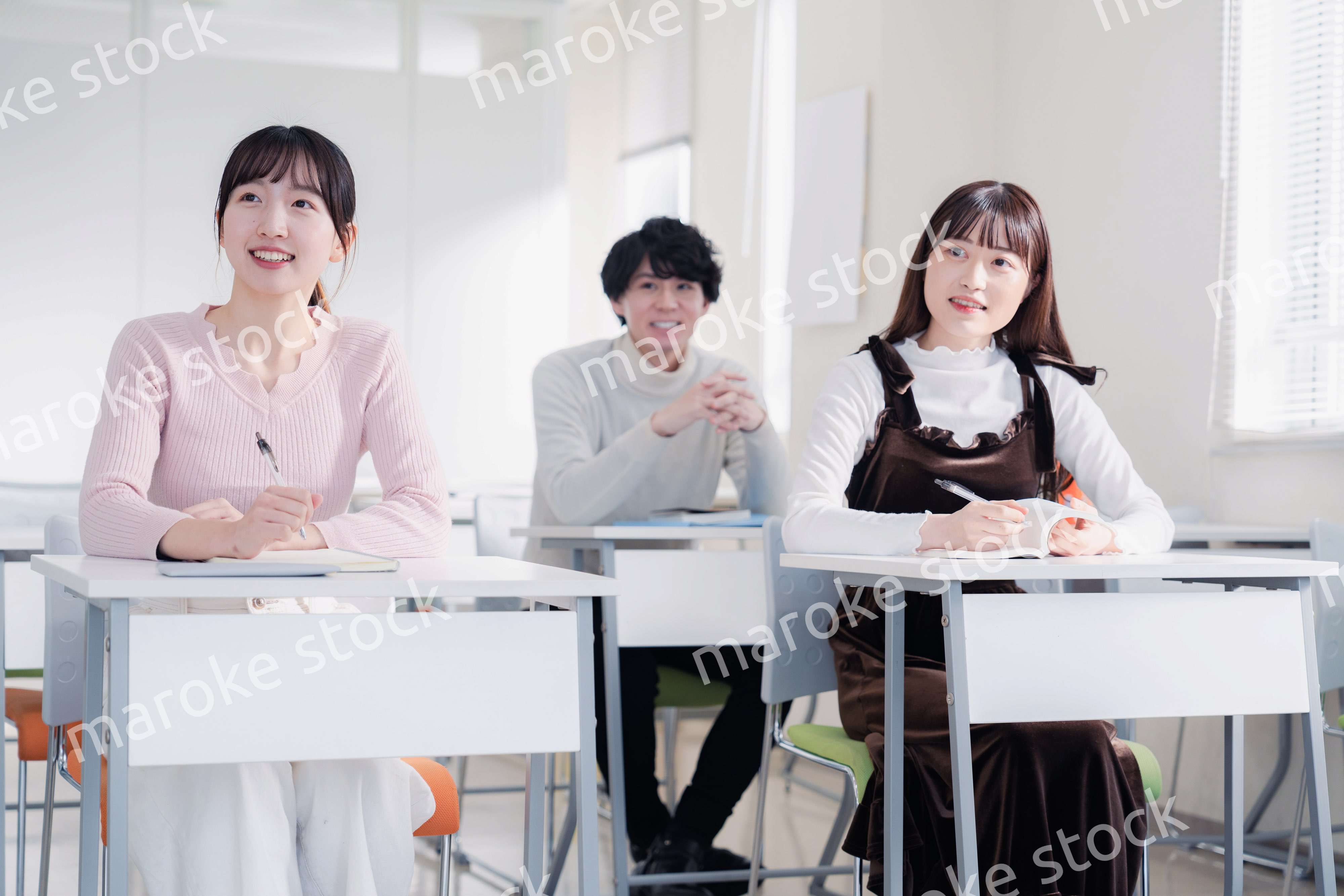 キャンパスで講義を受ける大学生