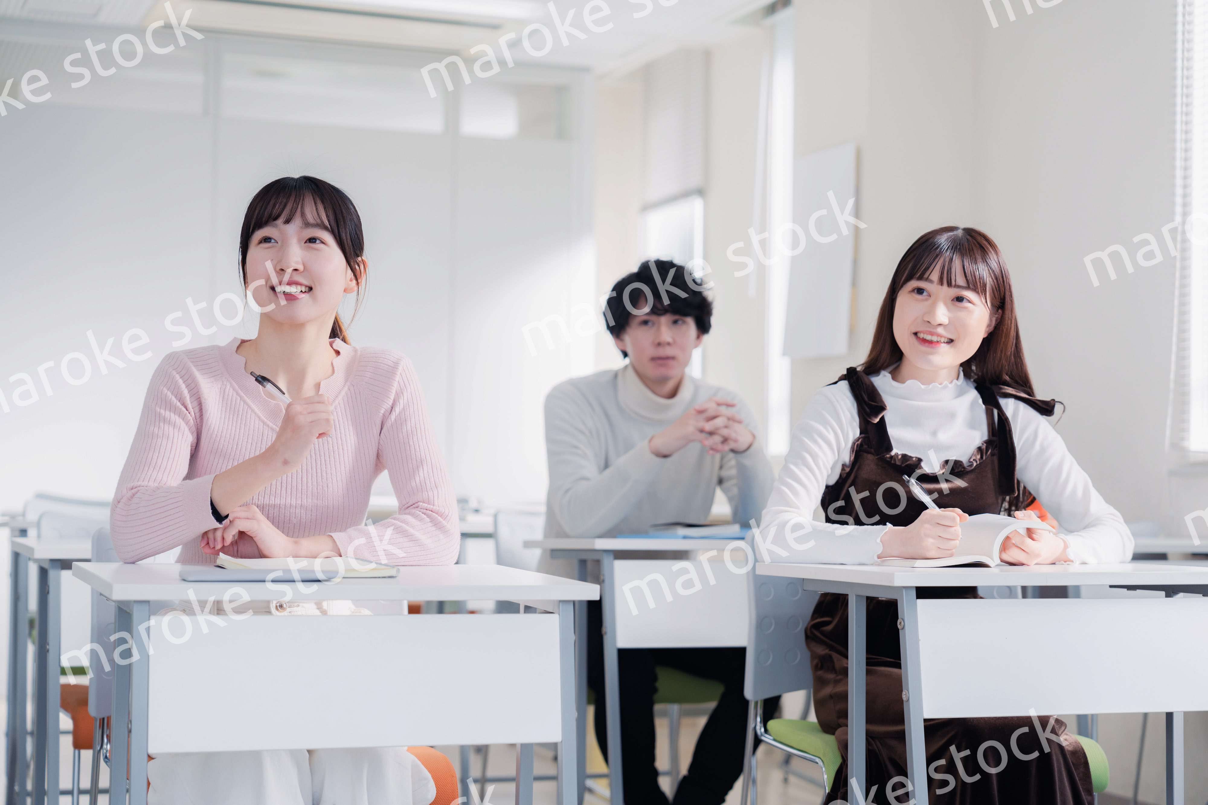 キャンパスで講義を受ける大学生