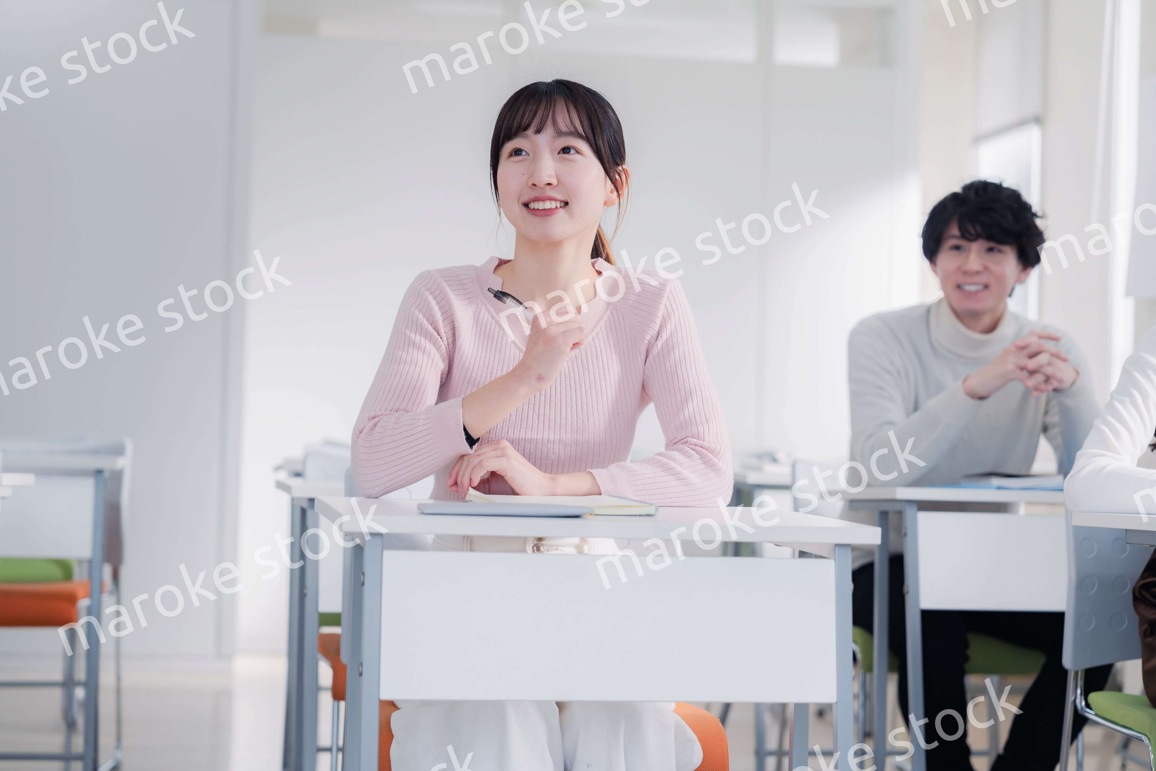 キャンパスで講義を受ける大学生