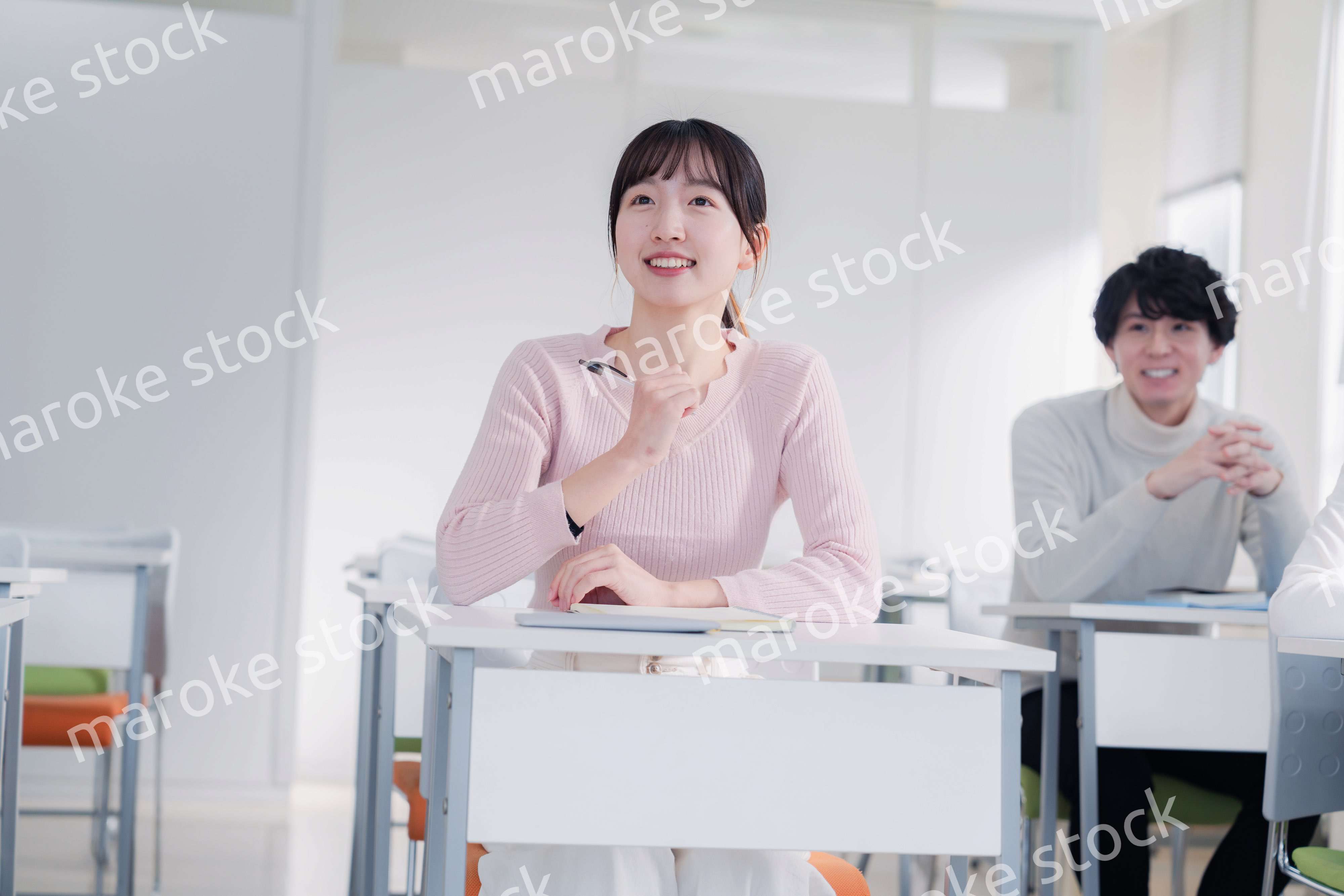 キャンパスで講義を受ける大学生