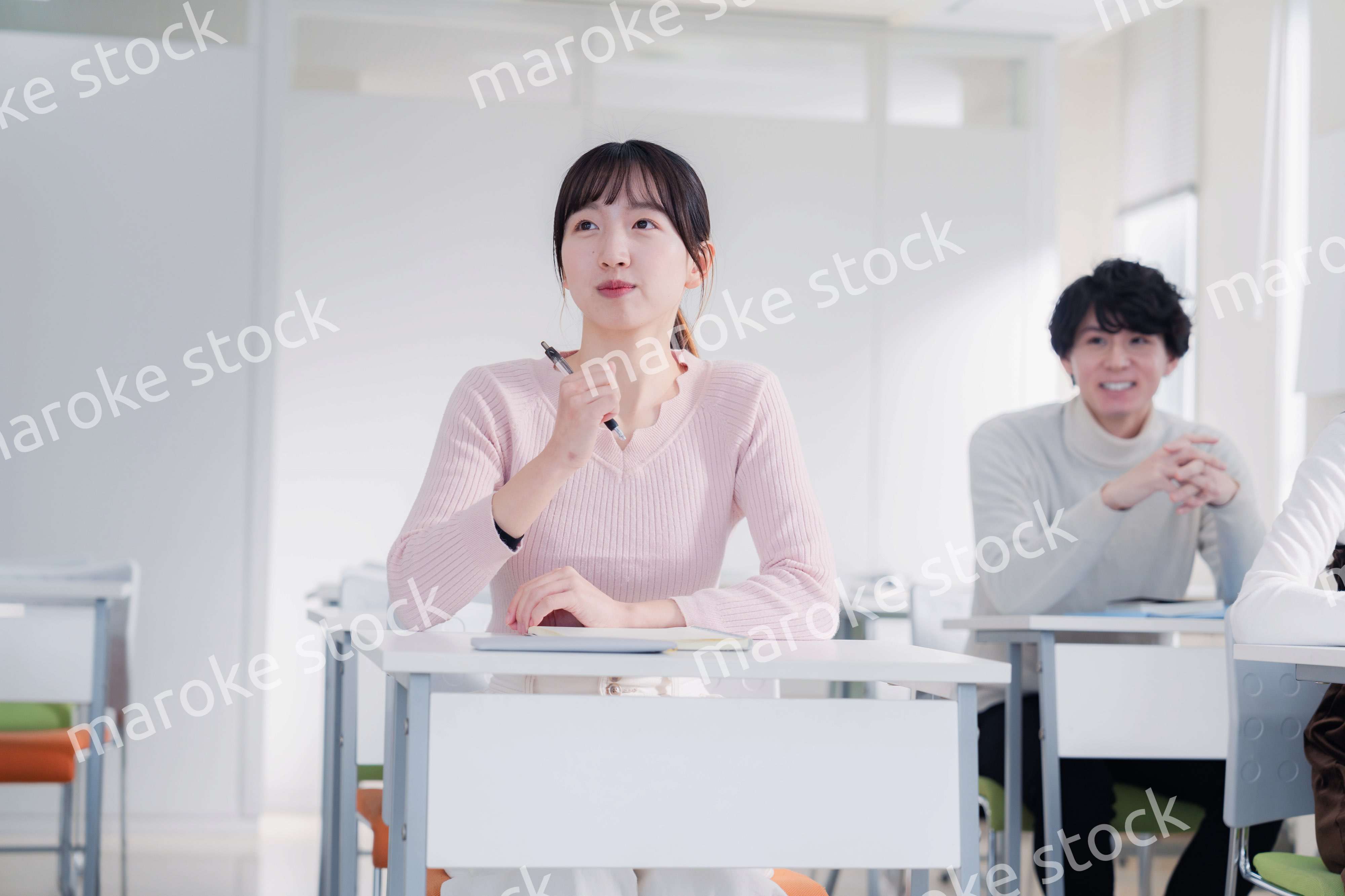 キャンパスで講義を受ける大学生