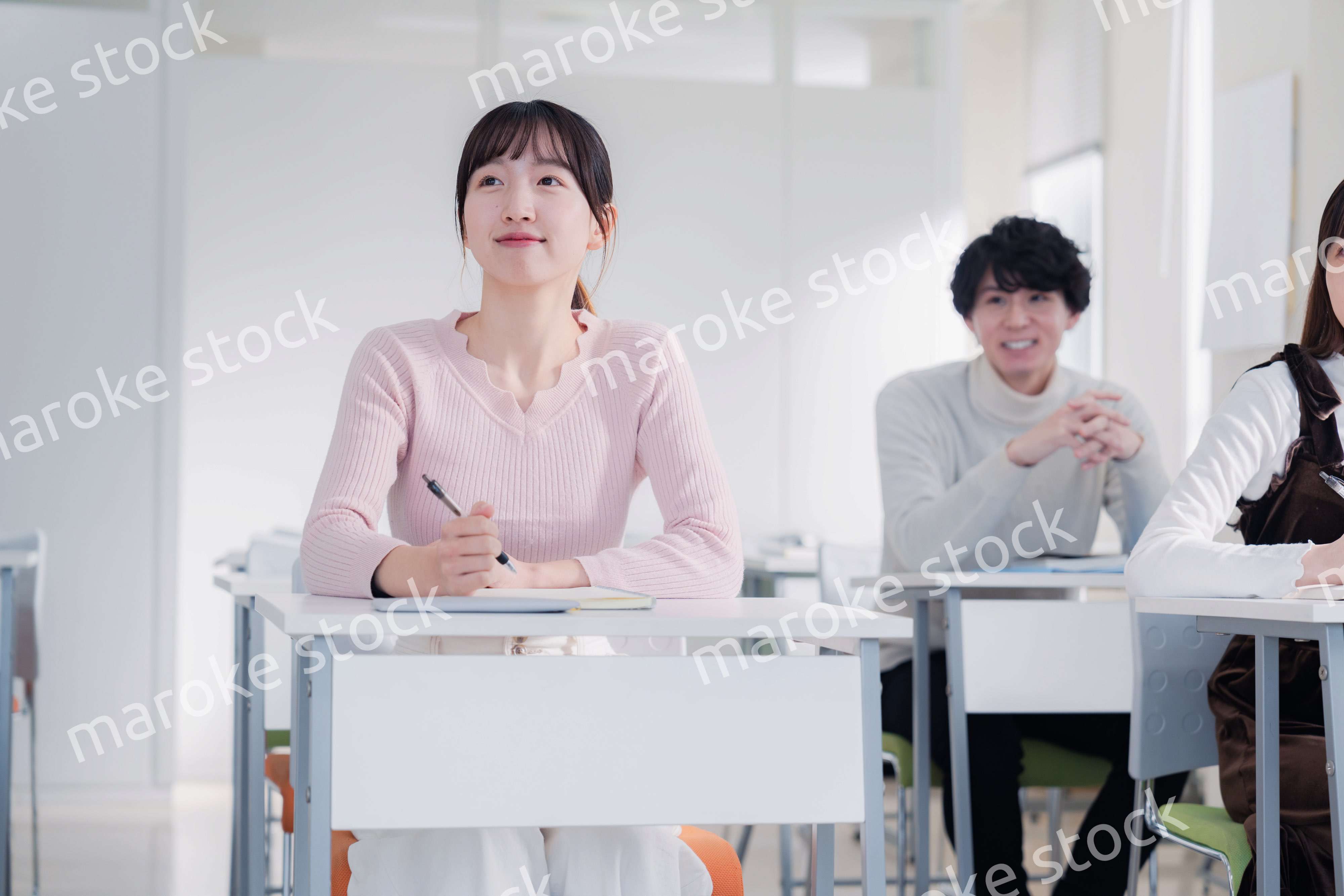 キャンパスで講義を受ける大学生