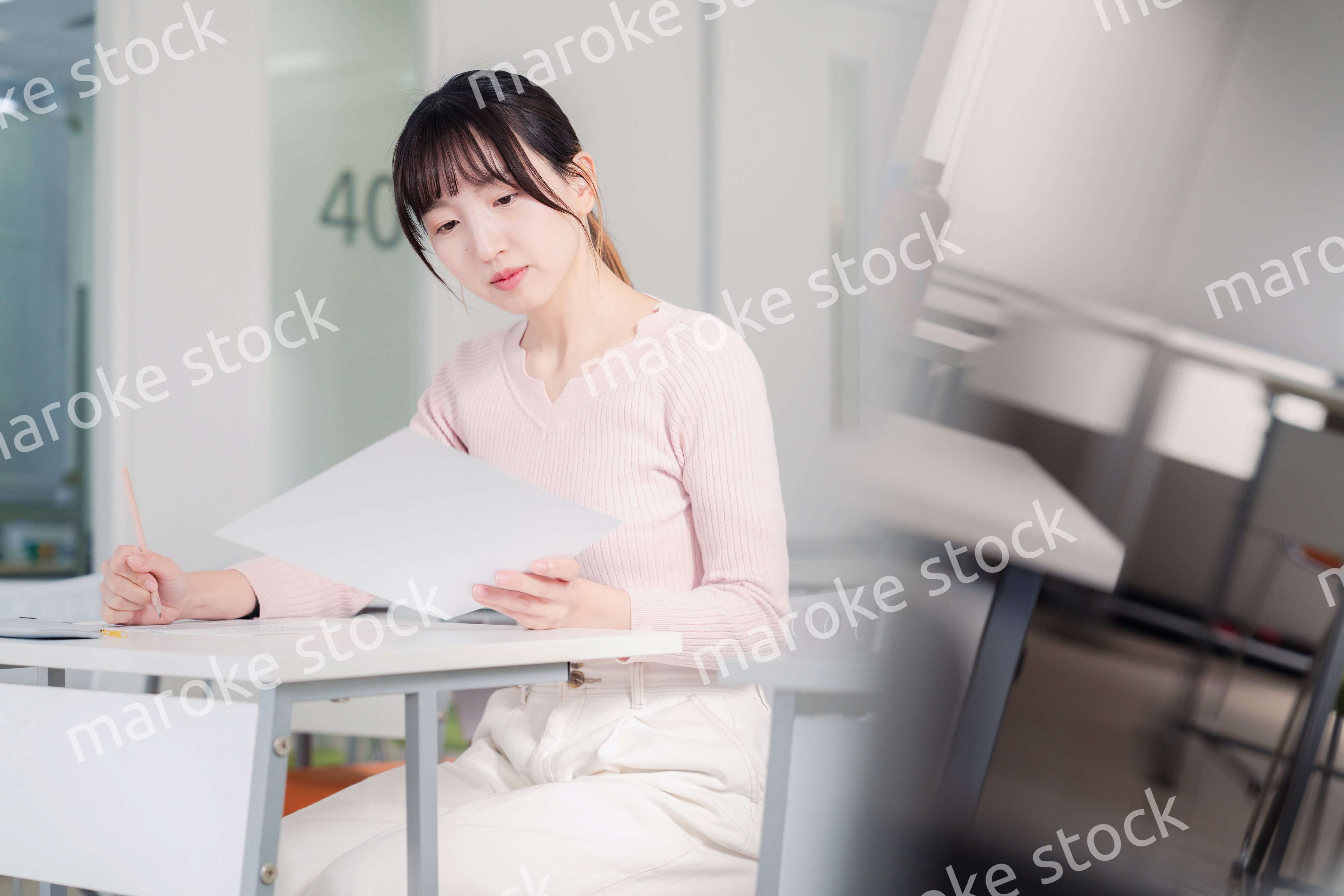 試験を受ける女性