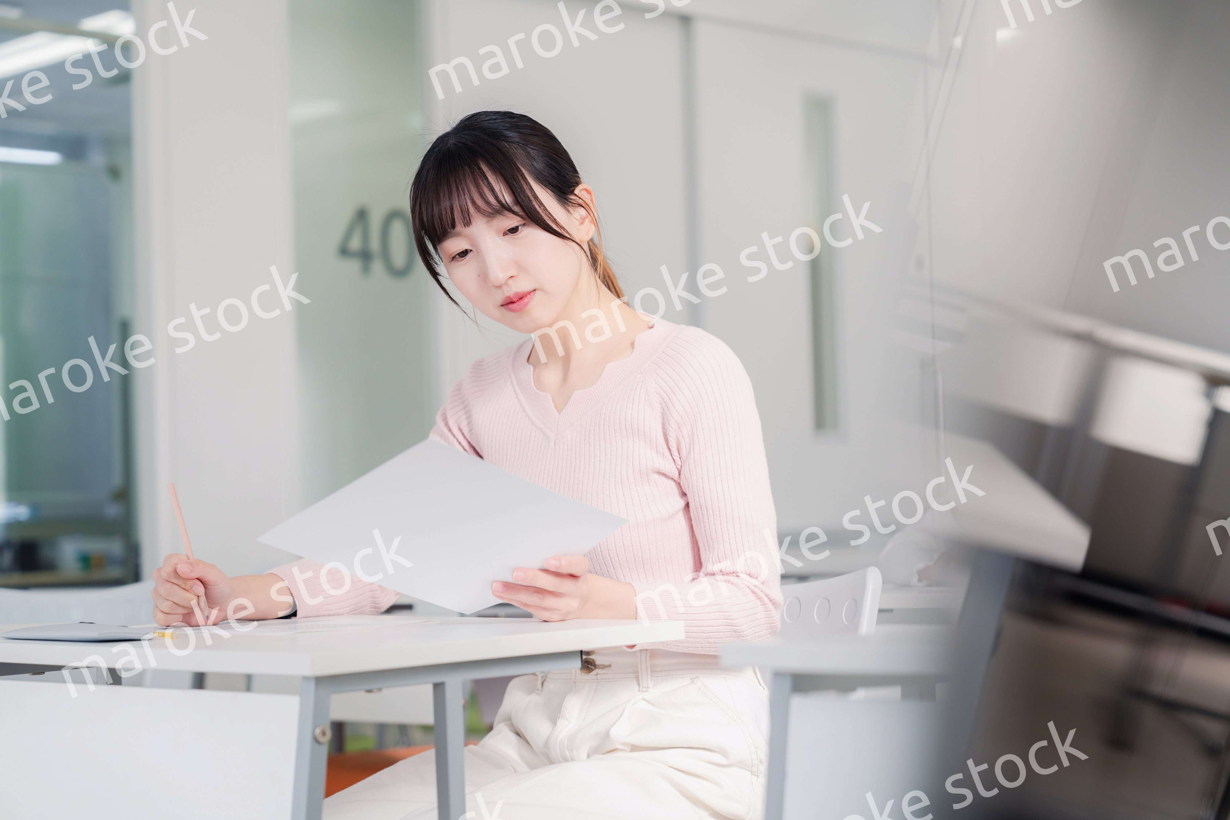 試験を受ける女性