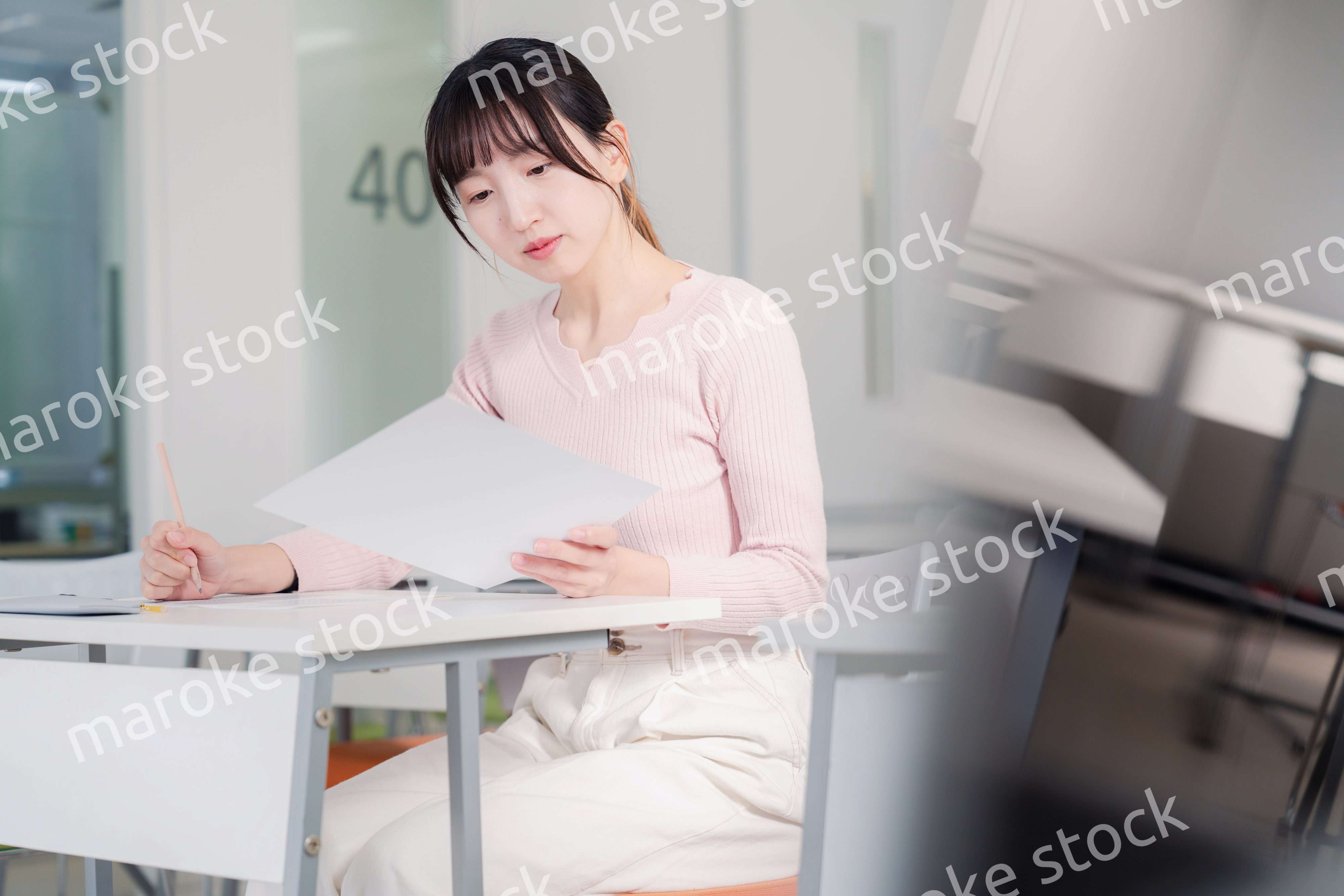 試験を受ける女性