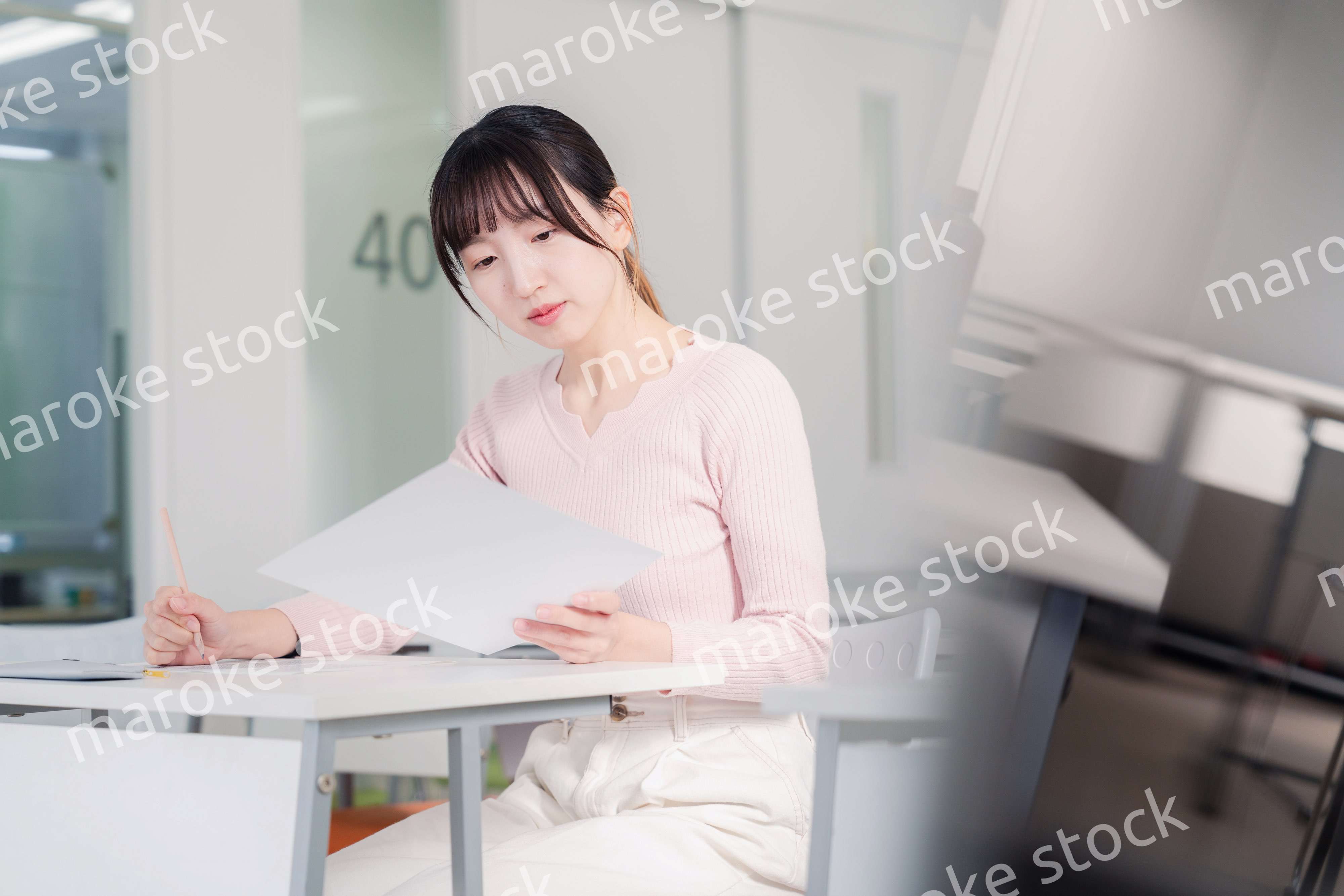 試験を受ける女性