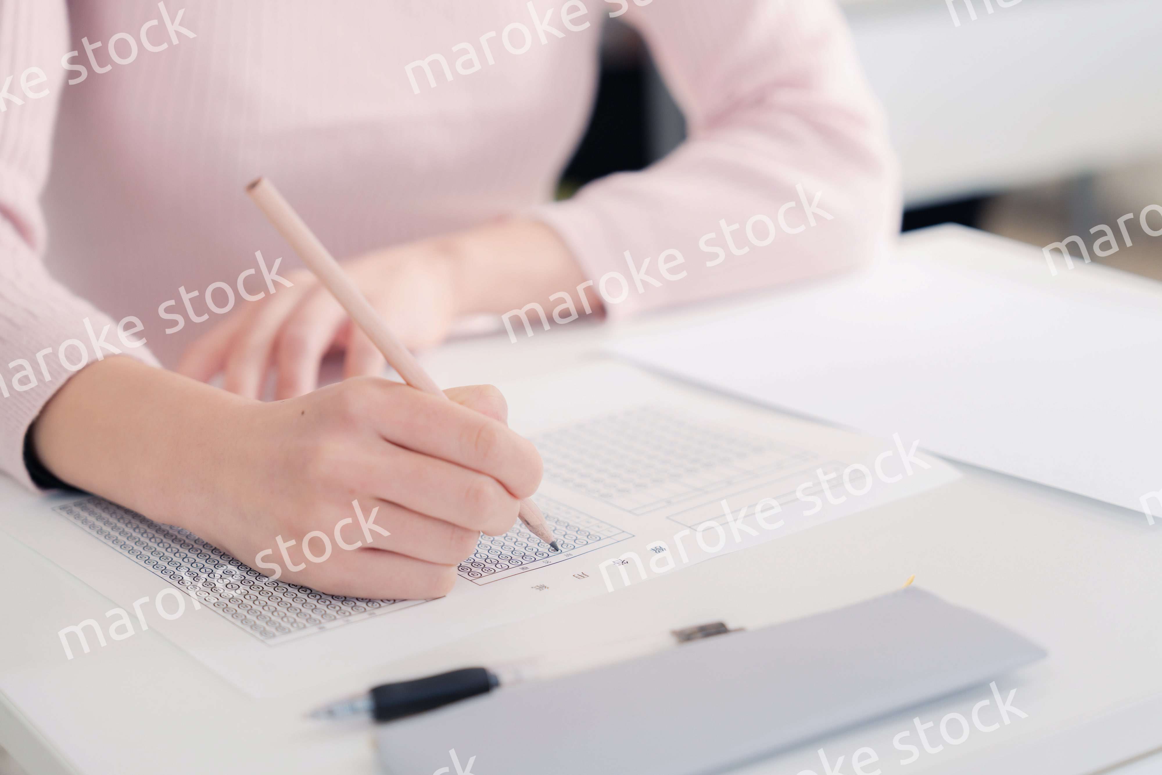 試験を受ける女性