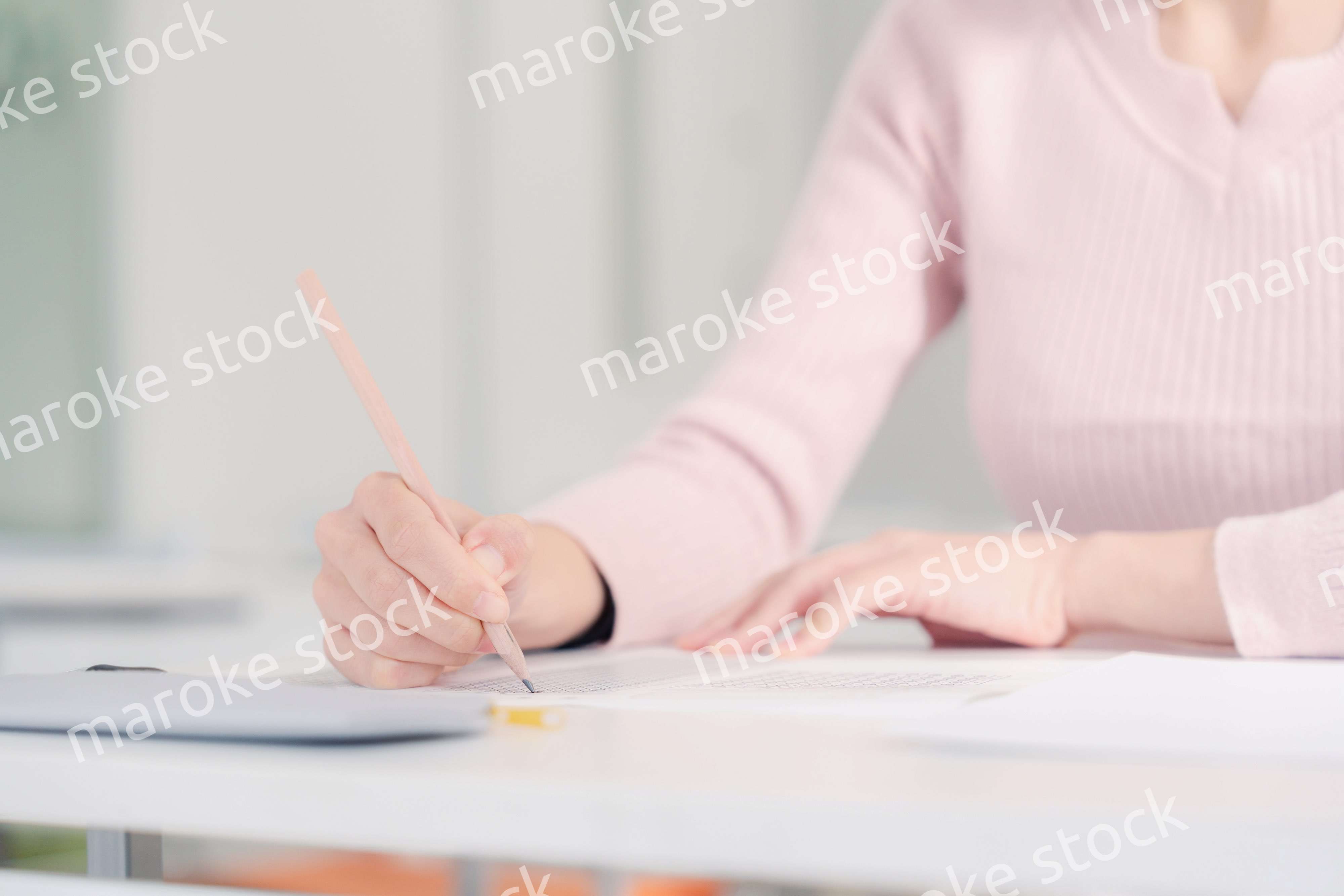 試験を受ける女性