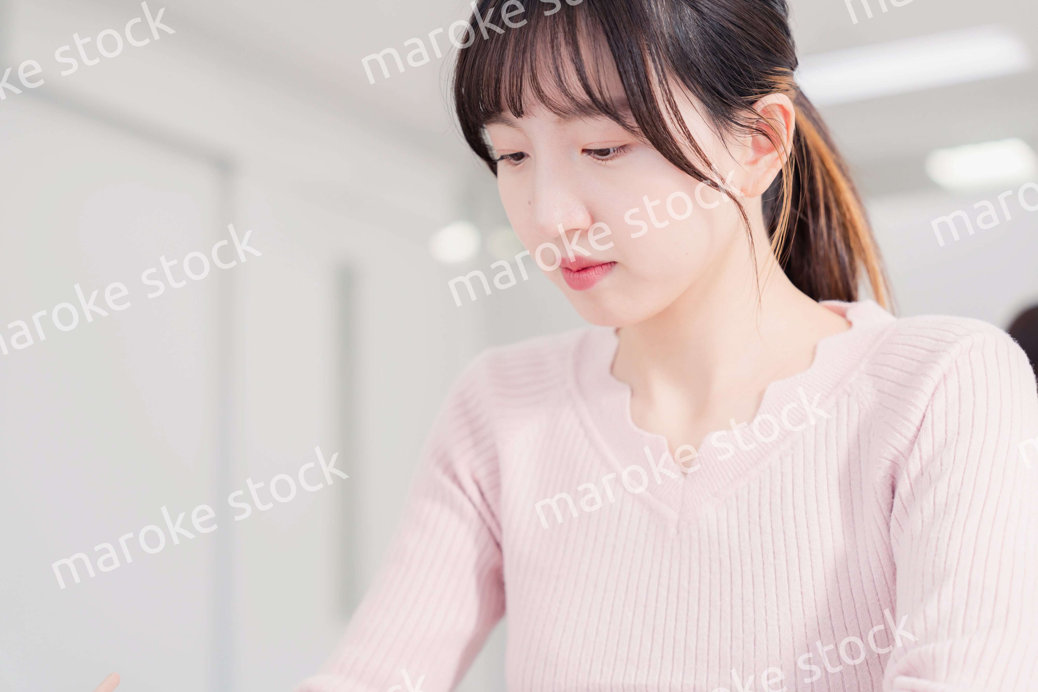 試験を受ける女性