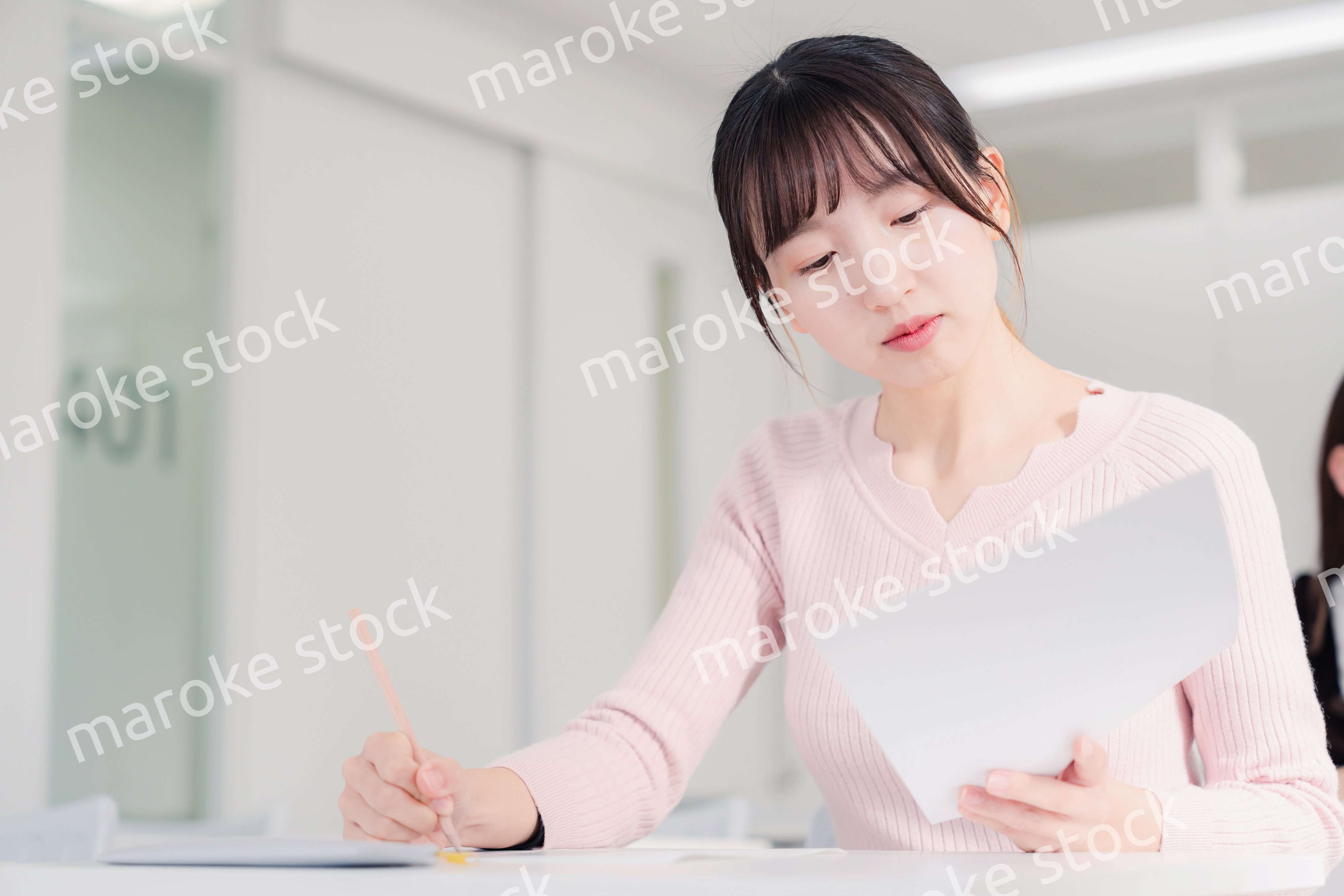 試験を受ける女性