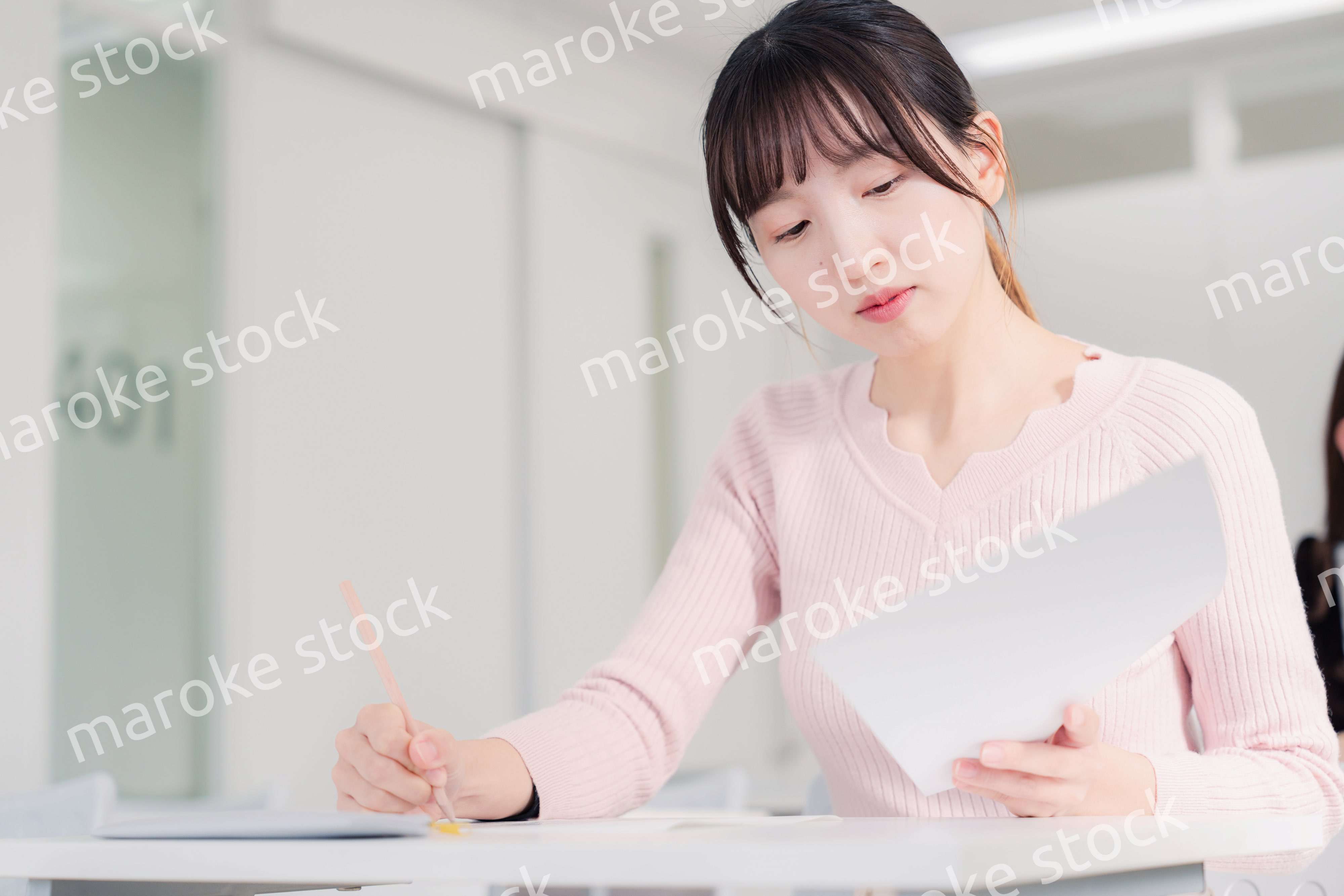 試験を受ける女性