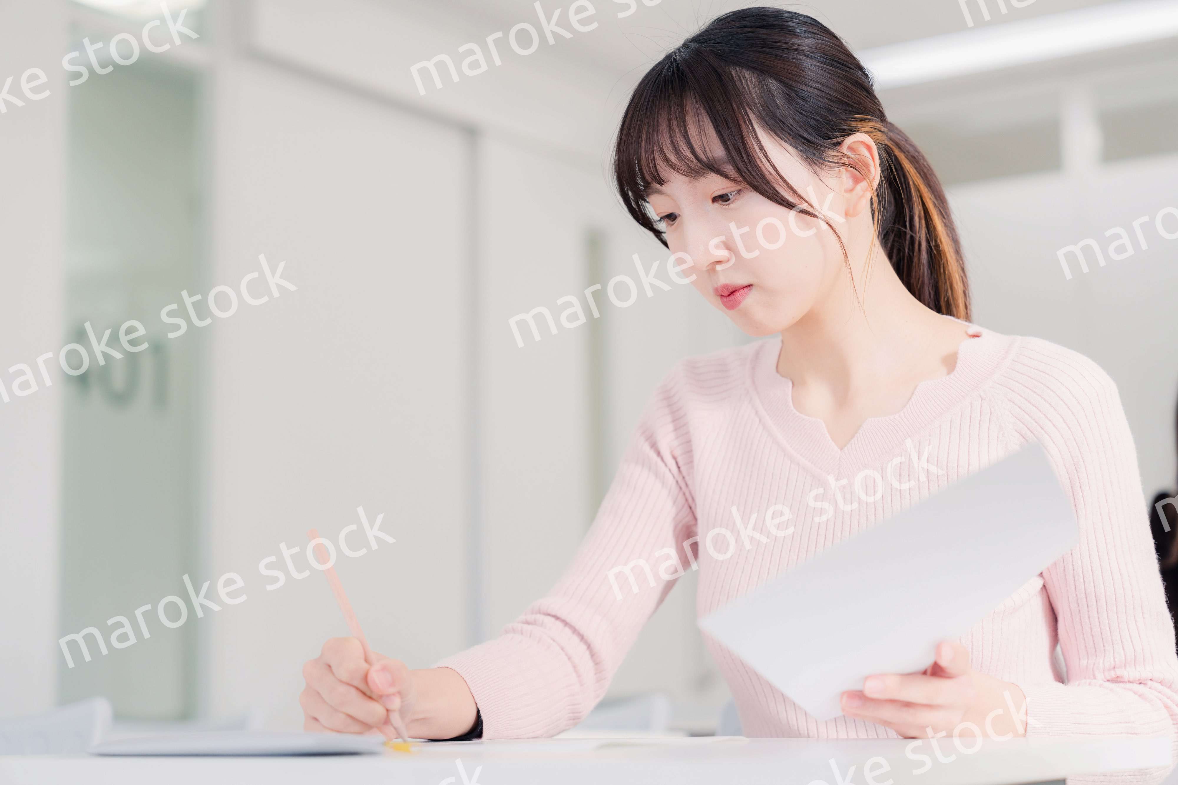 試験を受ける女性