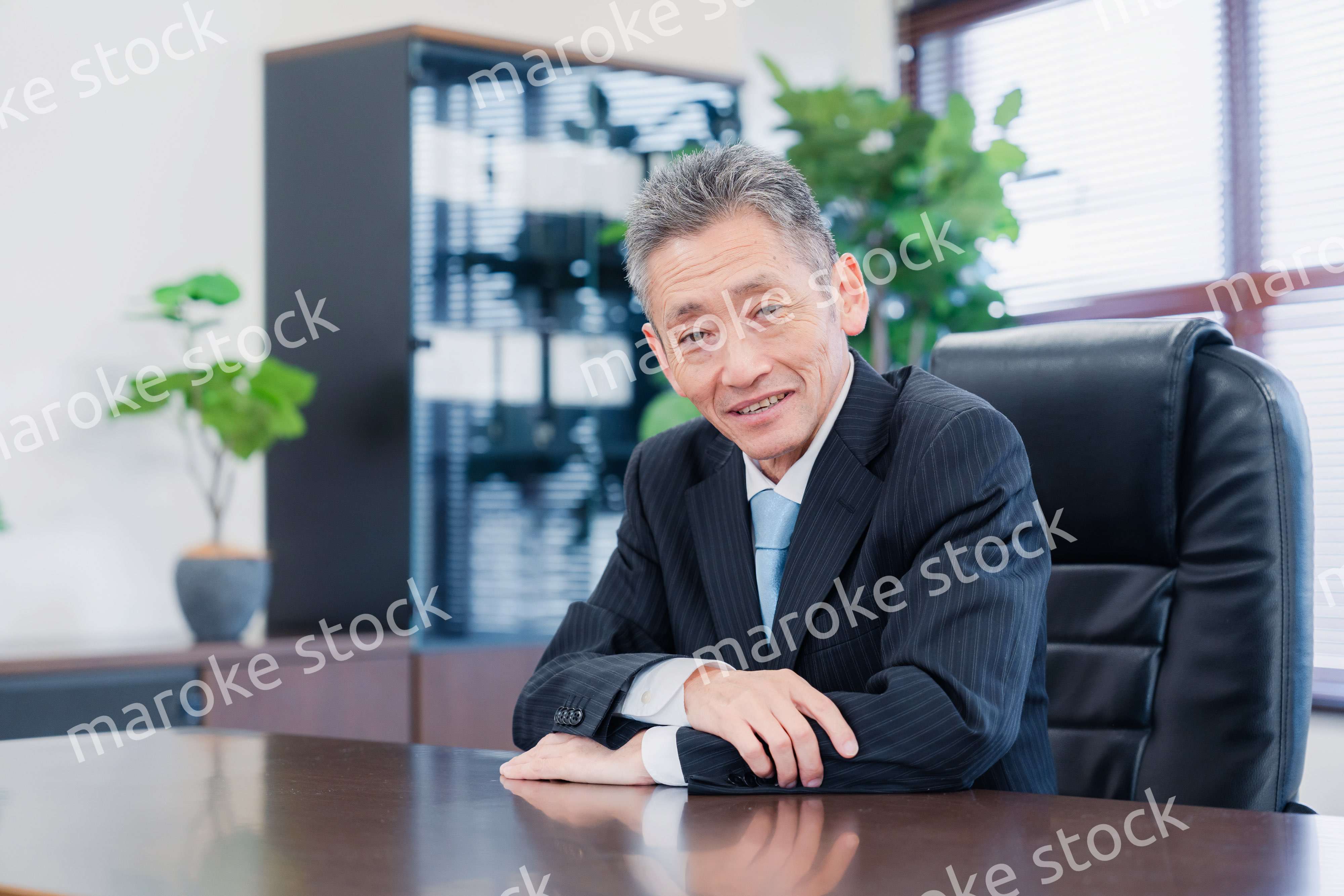 激務で眠い顔をする会社役員の男性