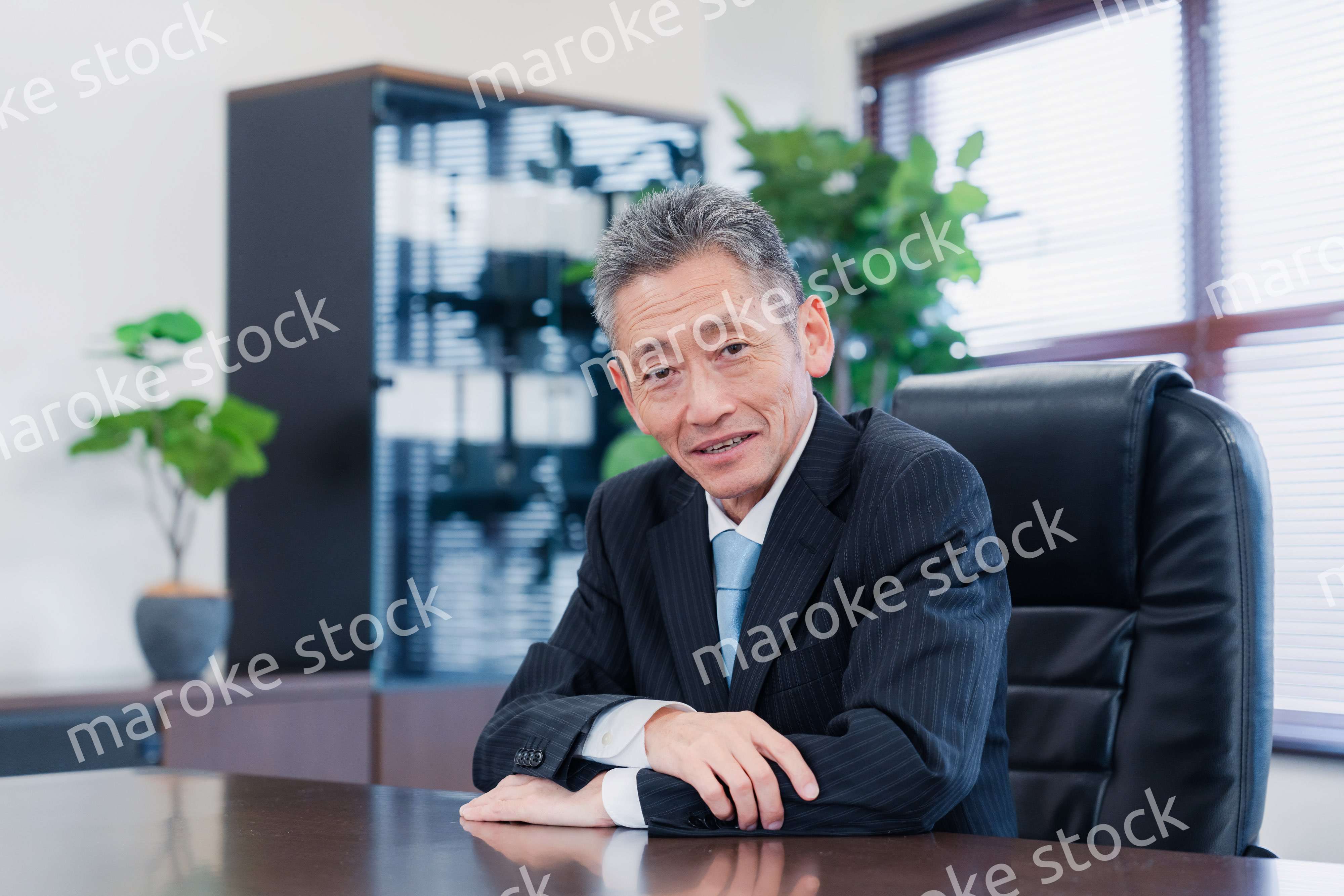 激務で眠い顔をする会社役員の男性