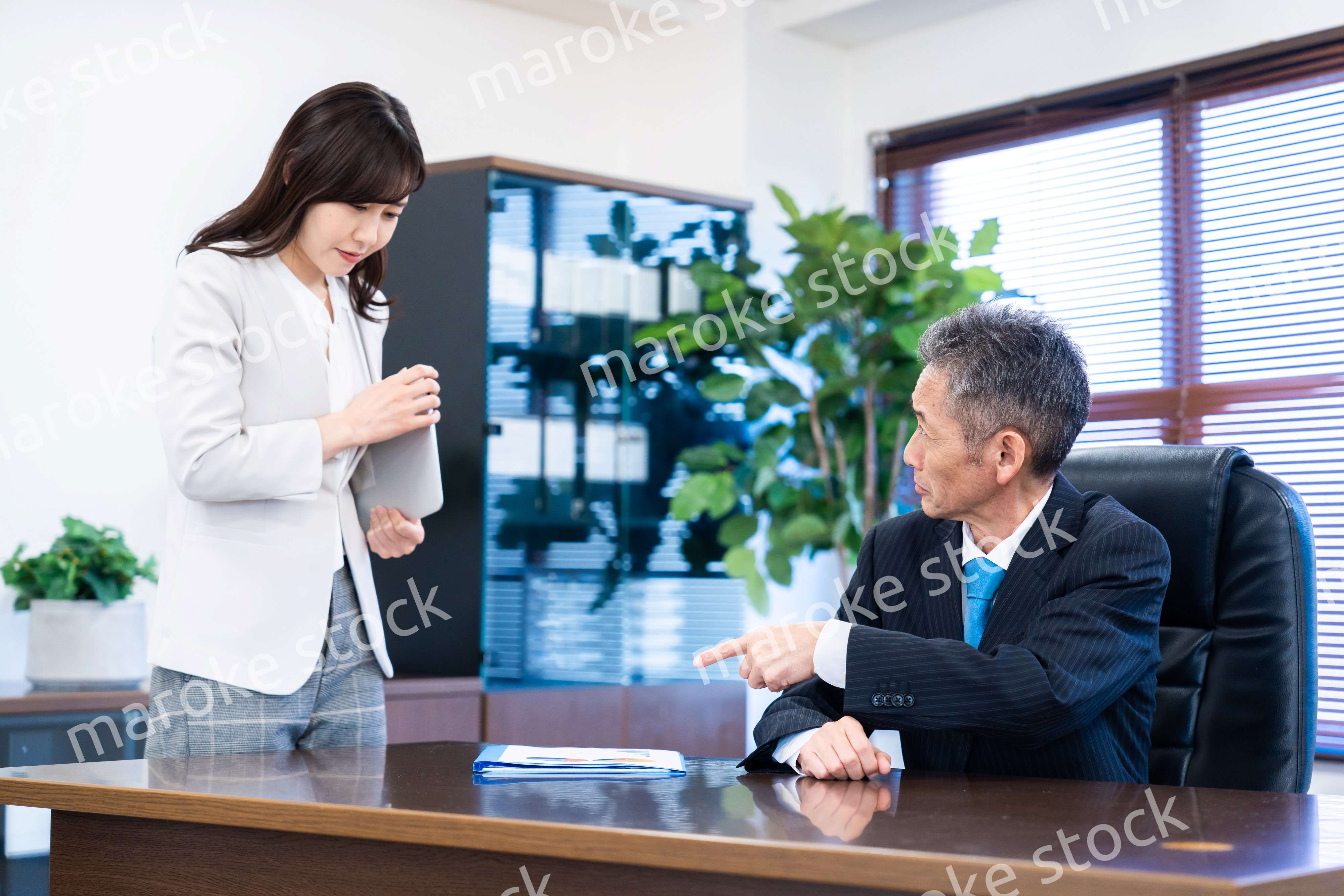 部下に叱責をする役員の男性