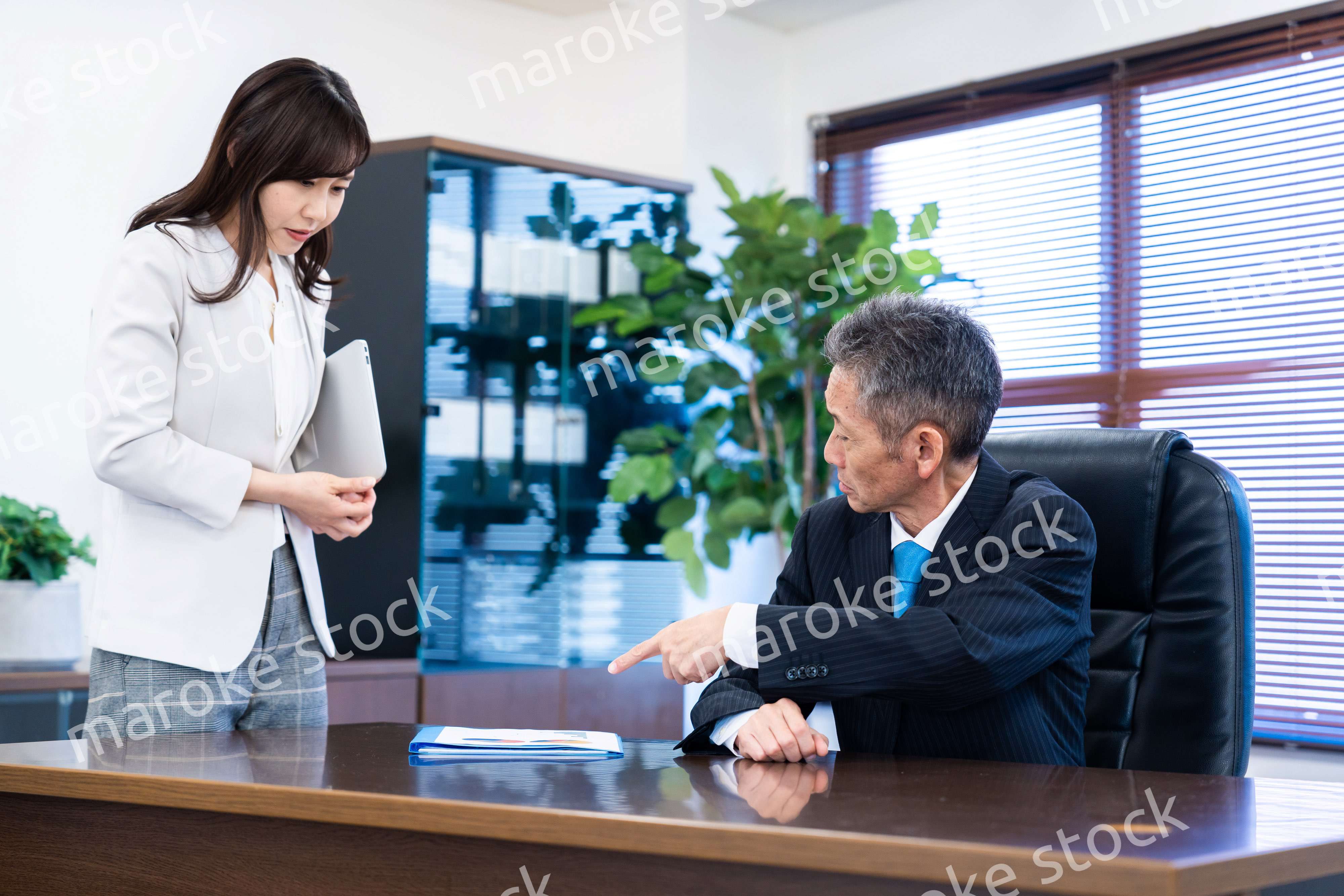 部下に叱責をする役員の男性