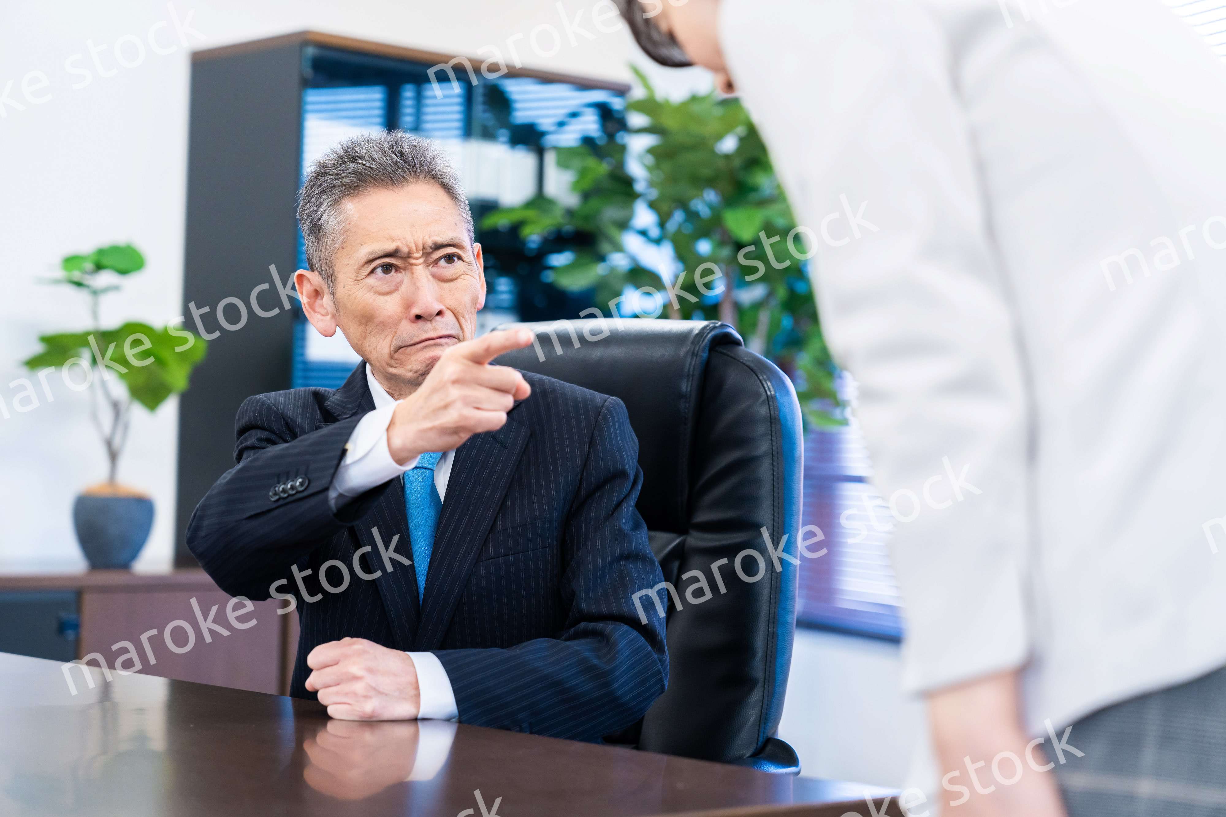 部下に叱責をする役員の男性