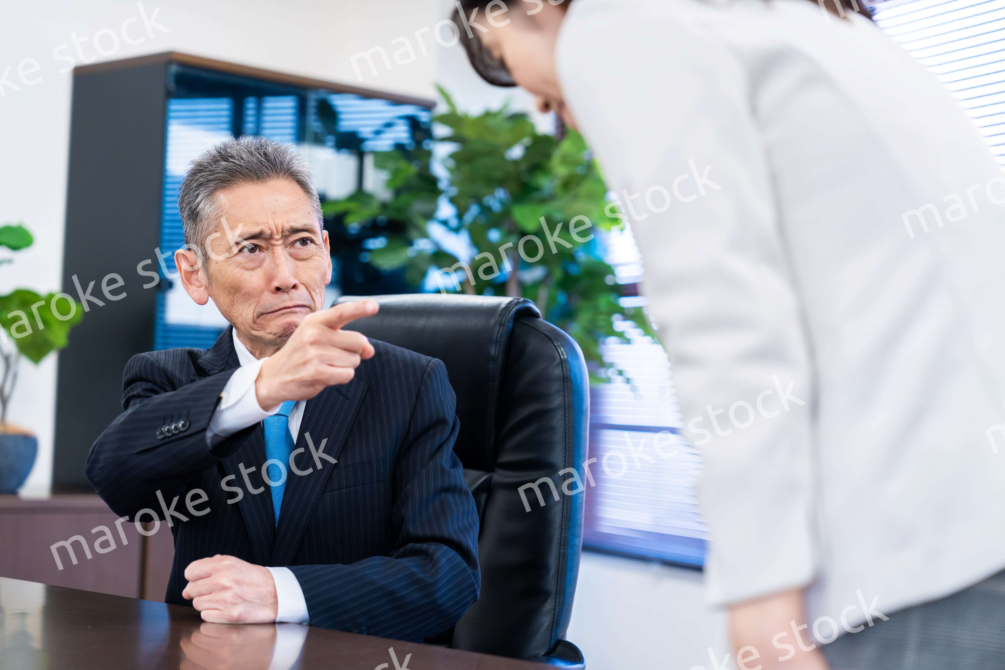 部下に叱責をする役員の男性