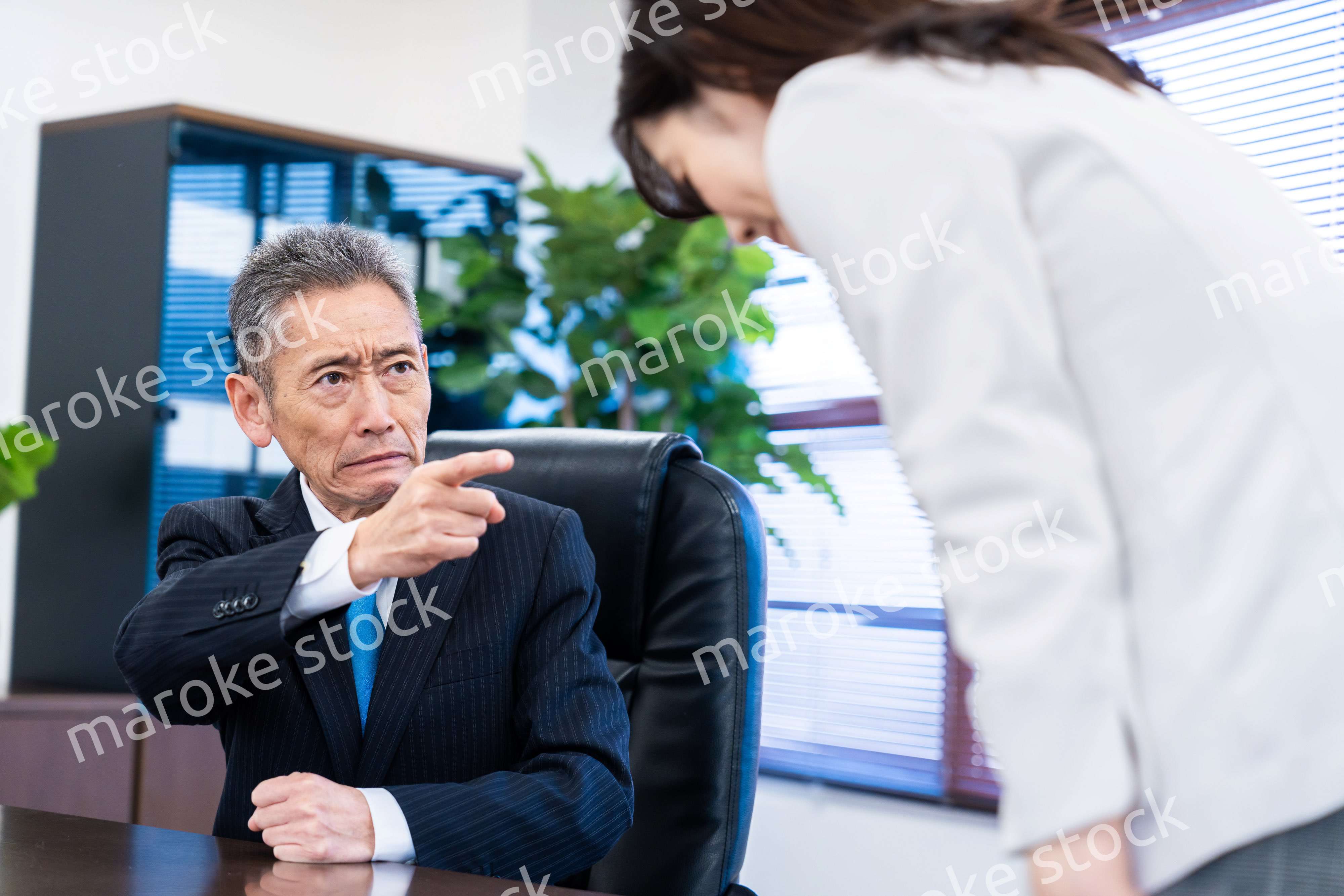 部下に叱責をする役員の男性