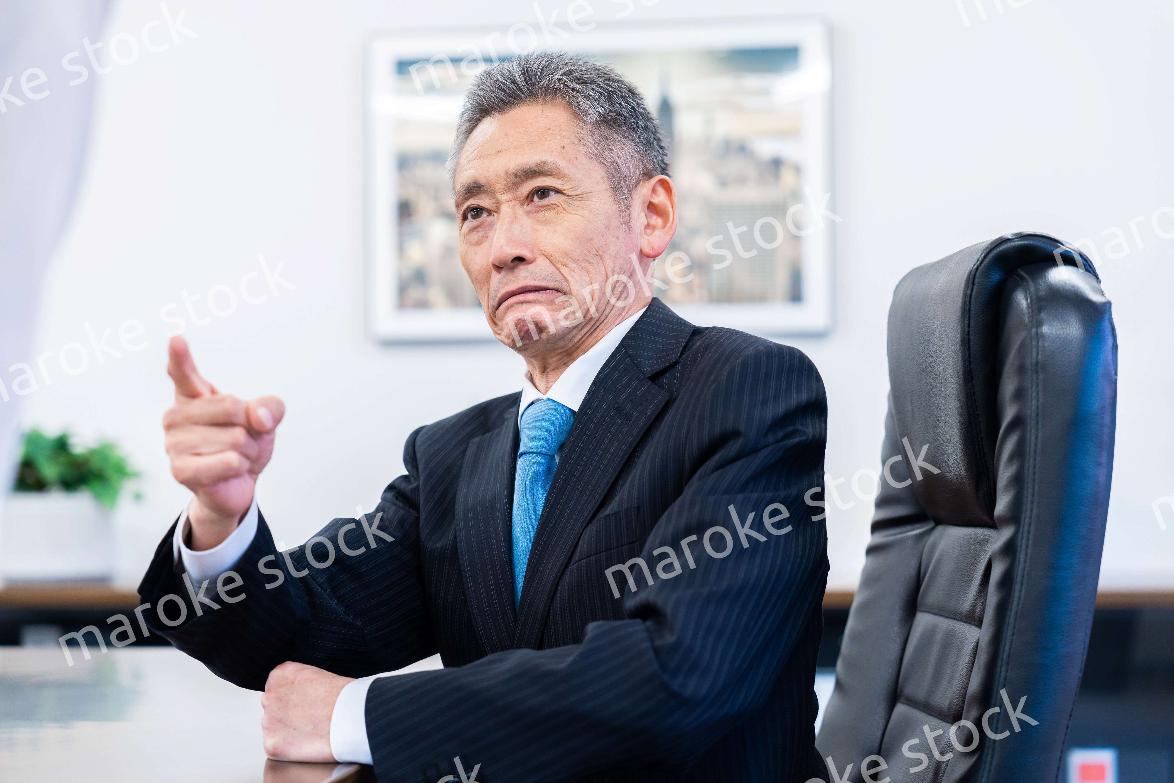 部下に叱責をする役員の男性