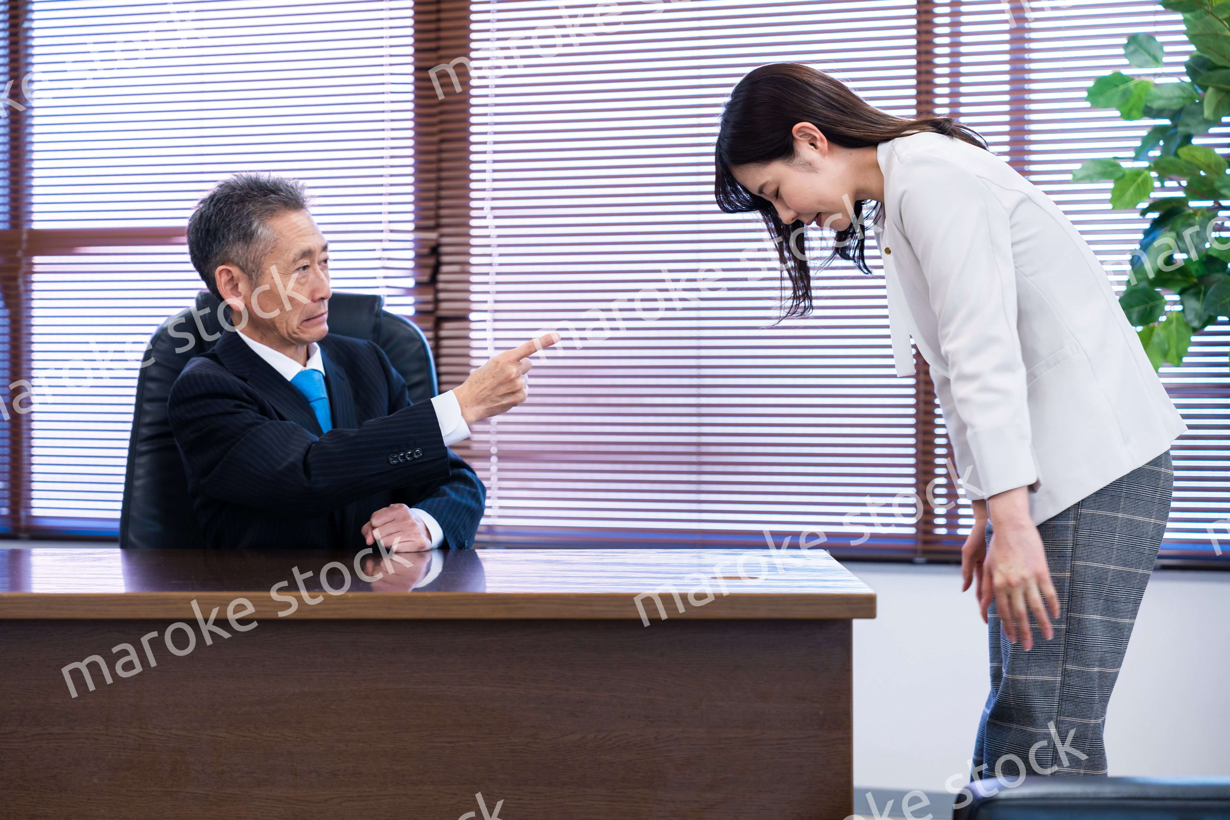 部下に叱責をする役員の男性