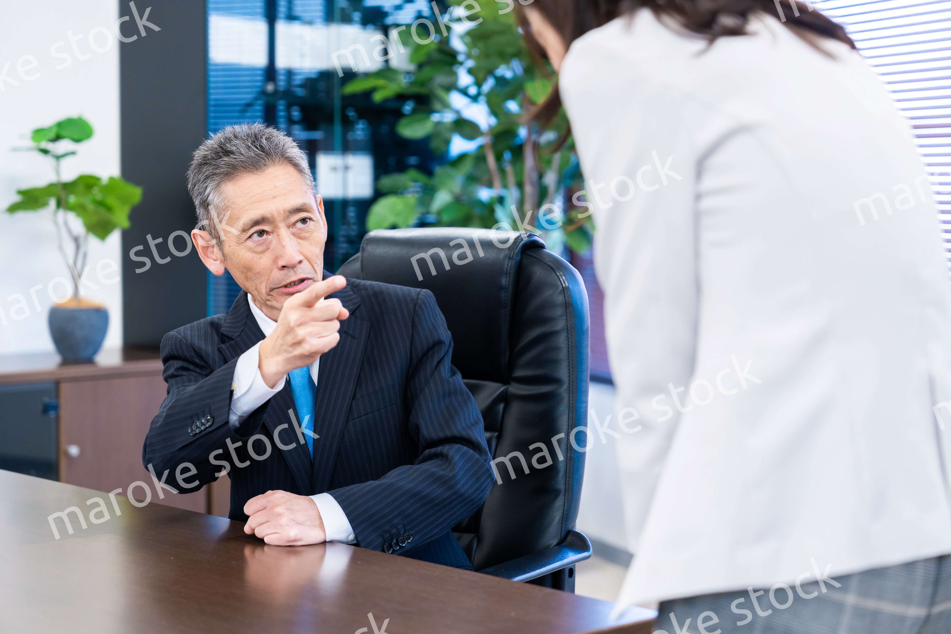 部下に叱責をする役員の男性