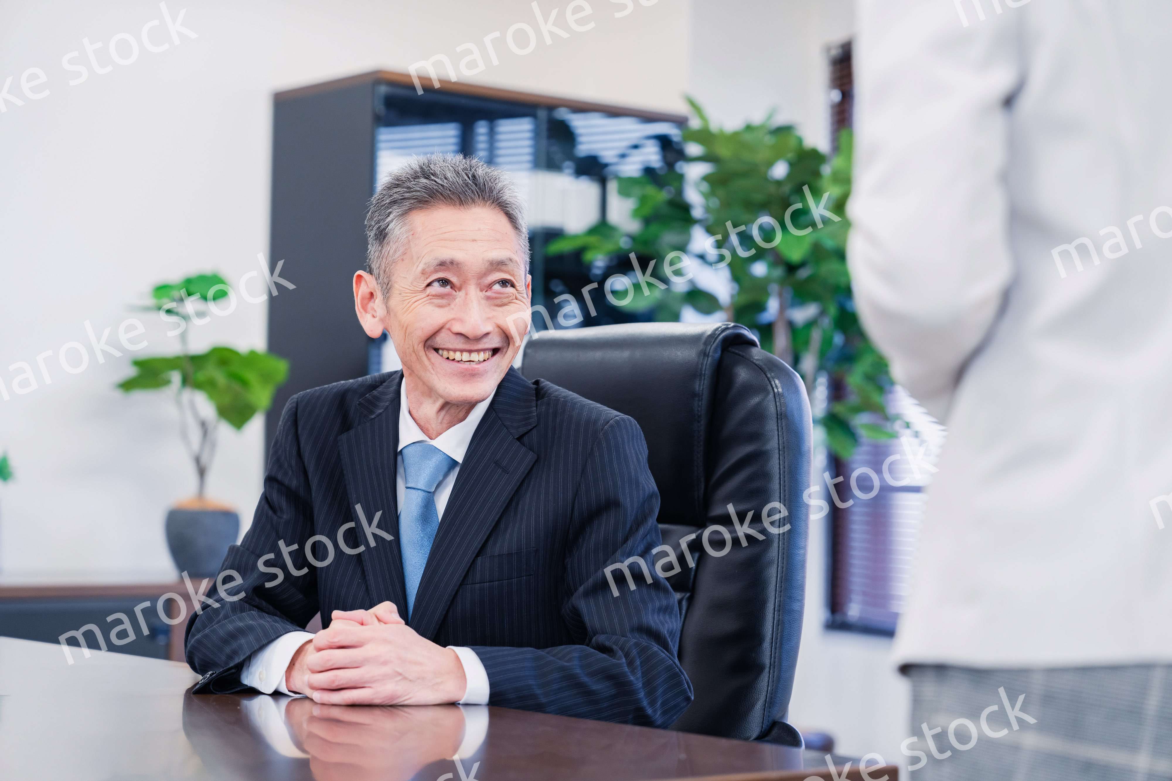 女性秘書と笑顔で話す男性