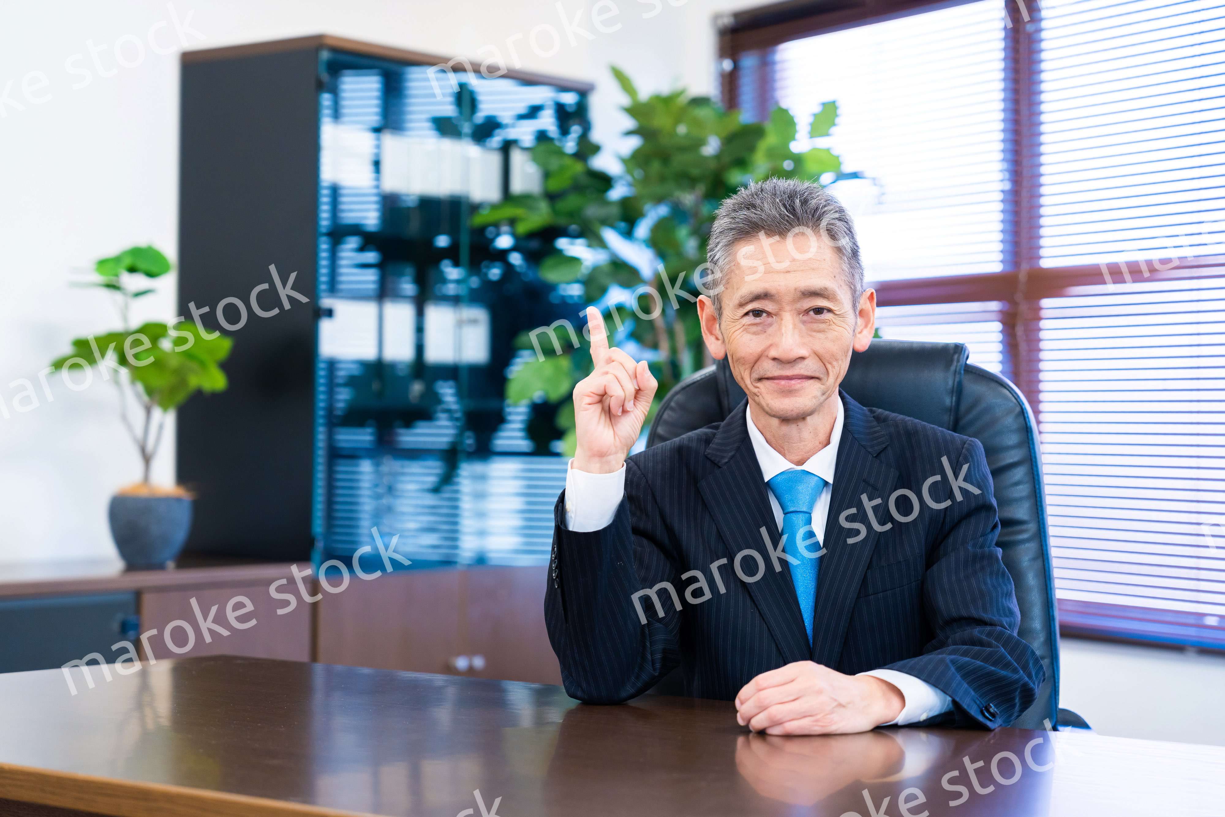 指をさす役員の男性