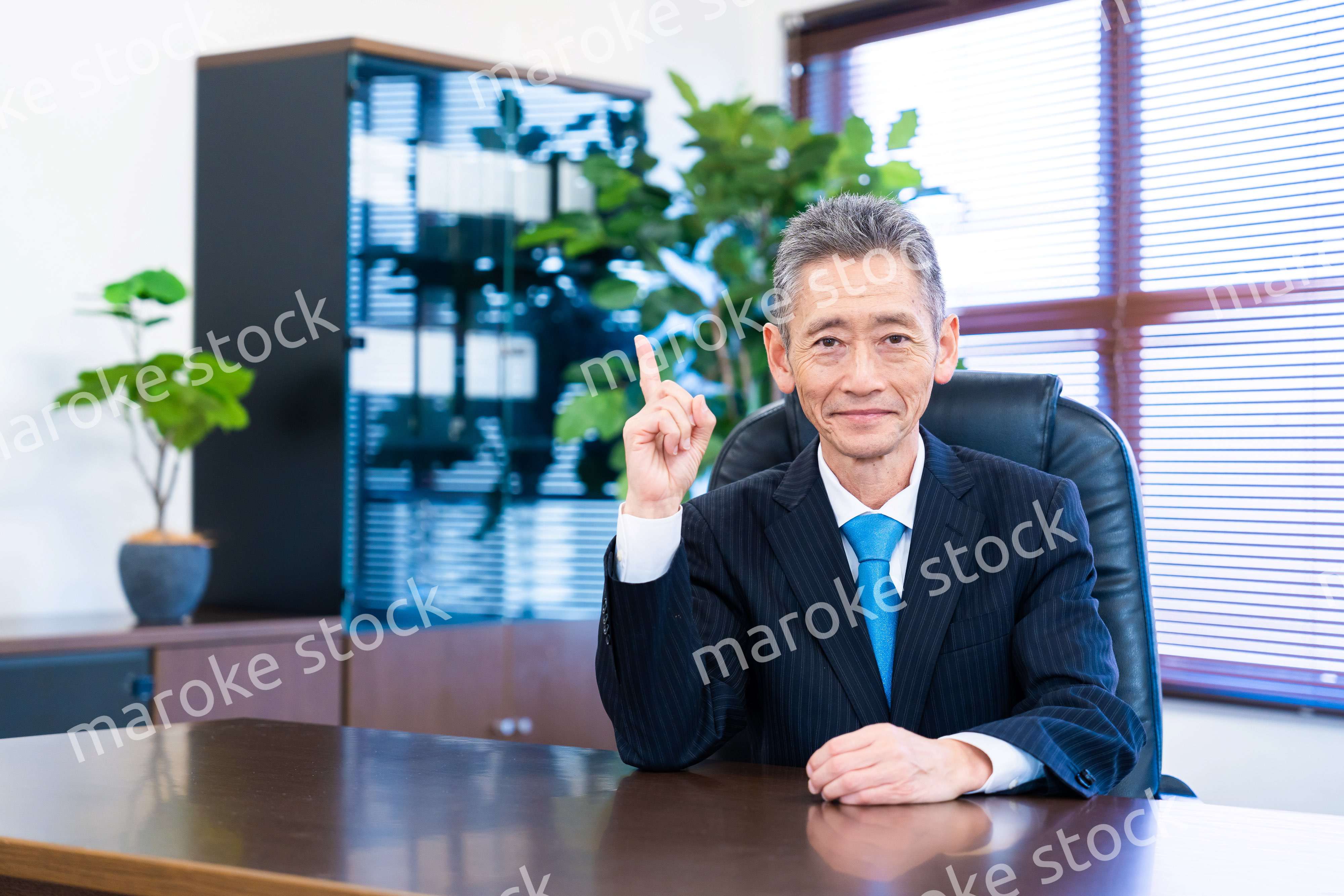 指をさす役員の男性