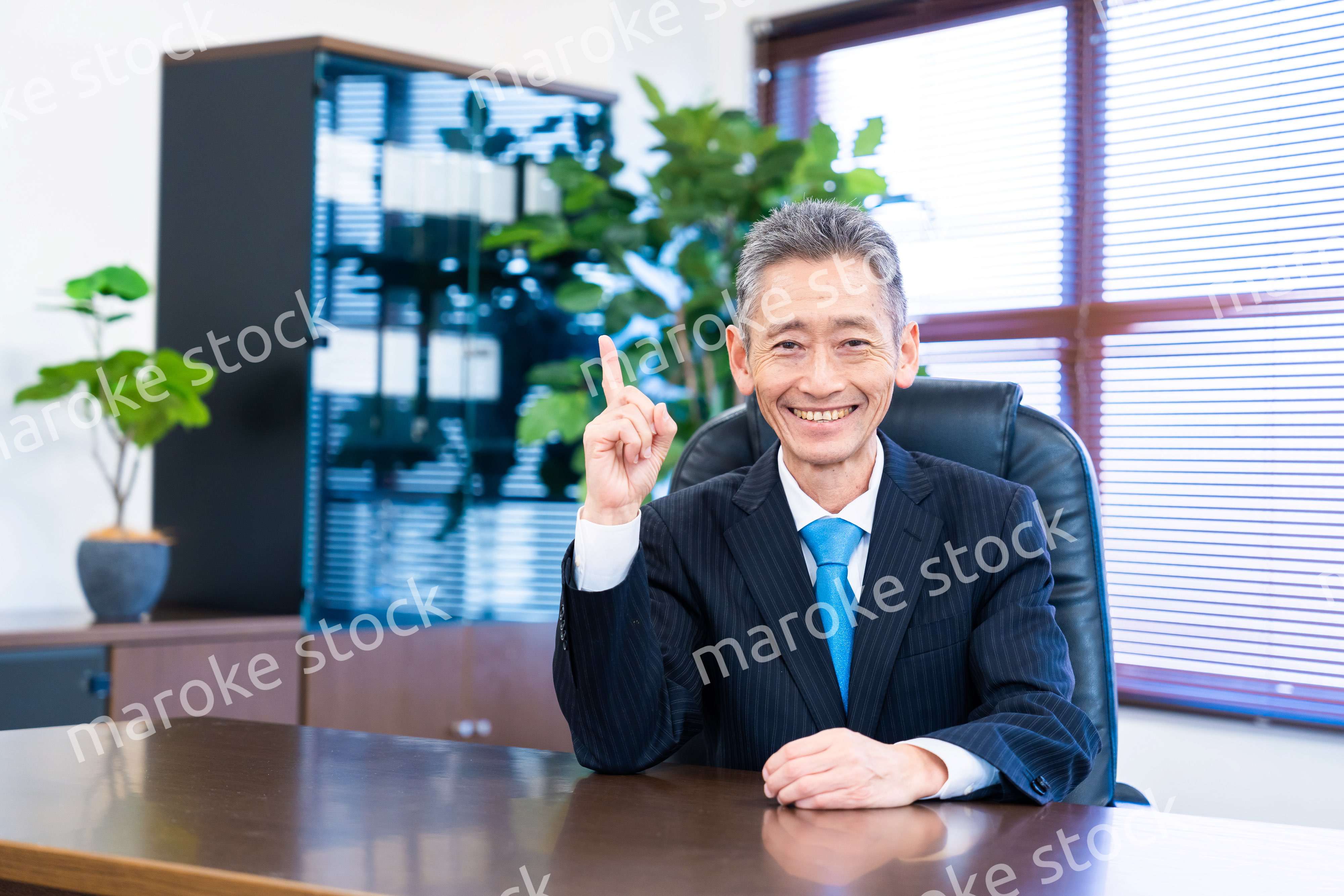 指をさす役員の男性