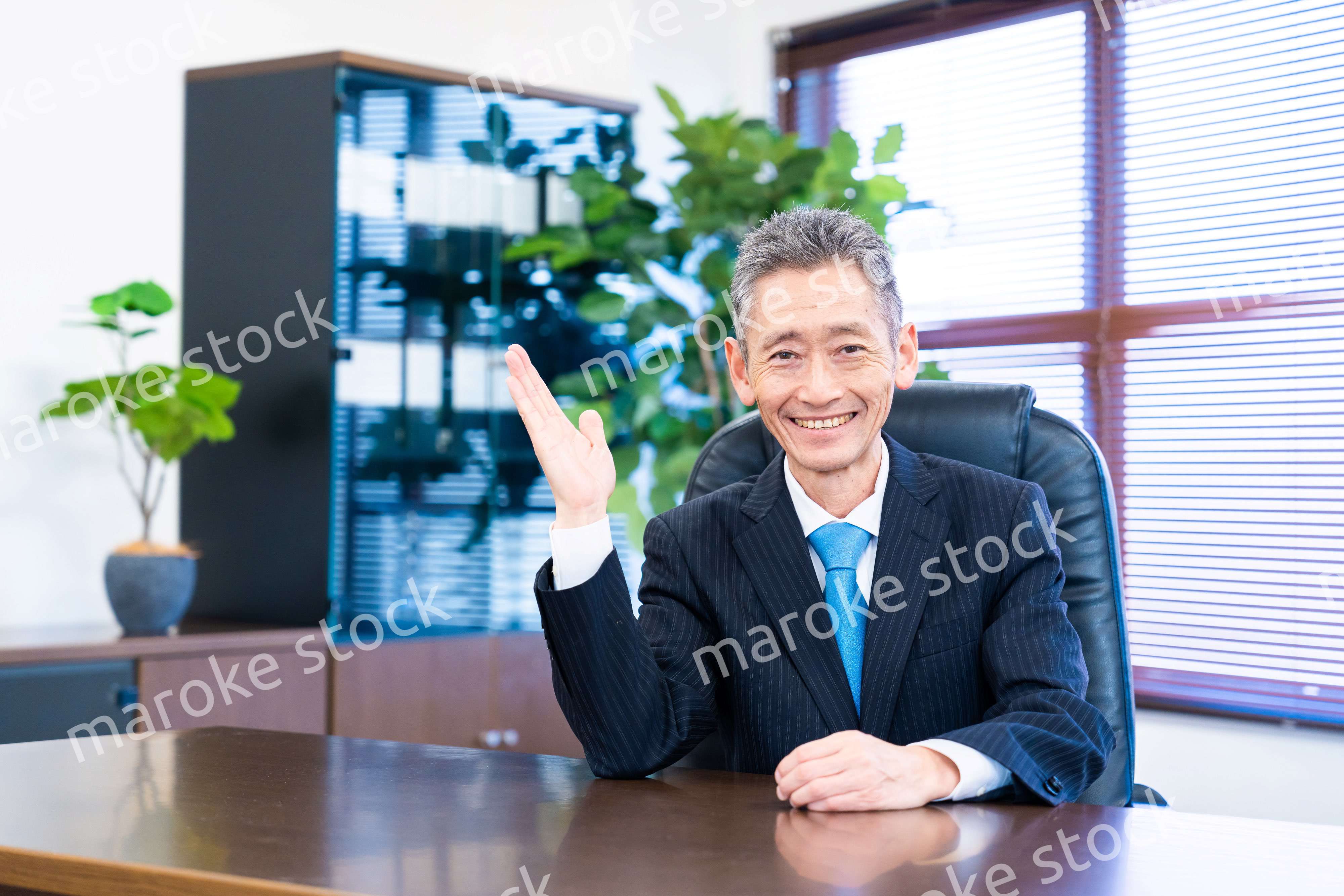 指をさす役員の男性