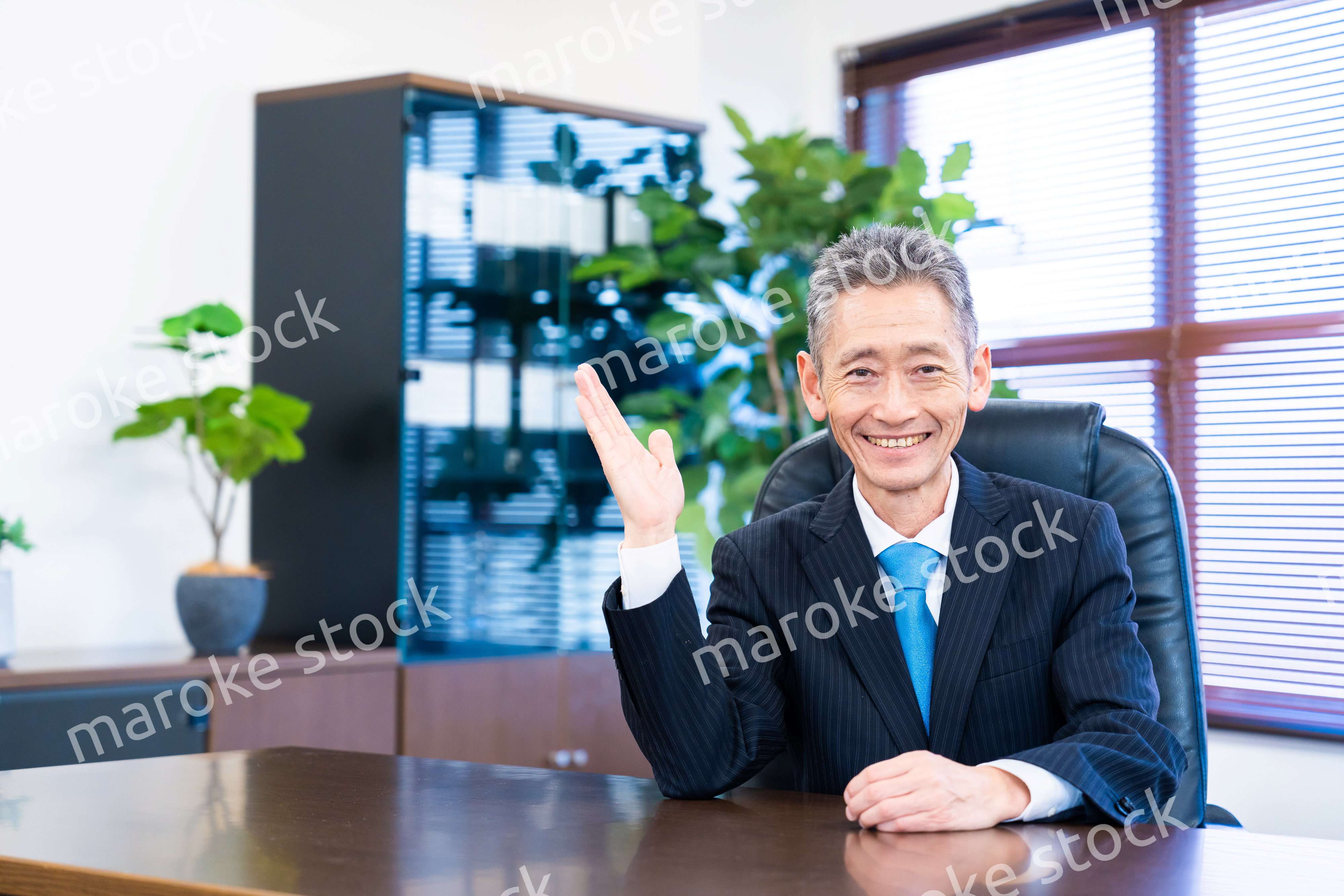 指をさす役員の男性