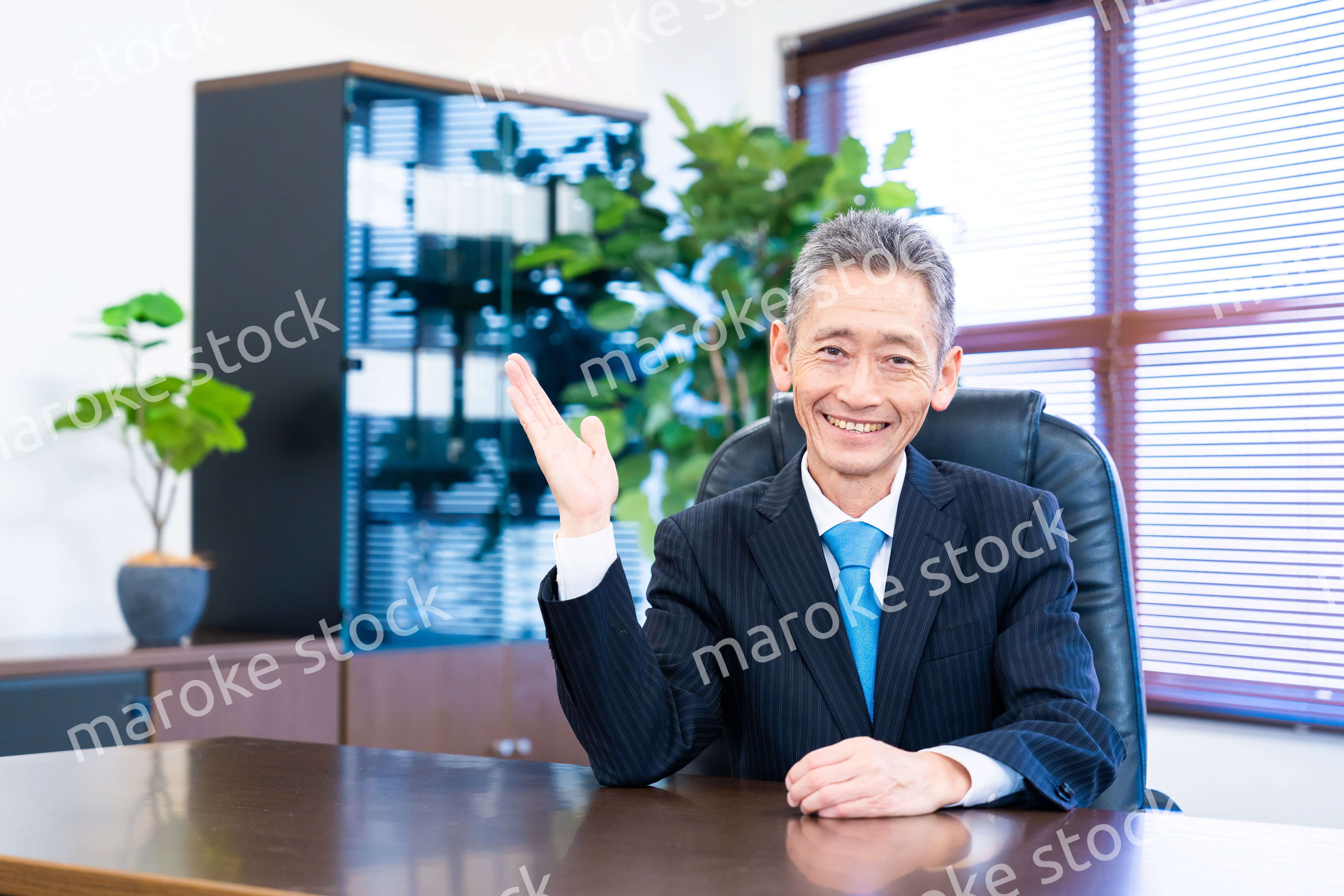 指をさす役員の男性