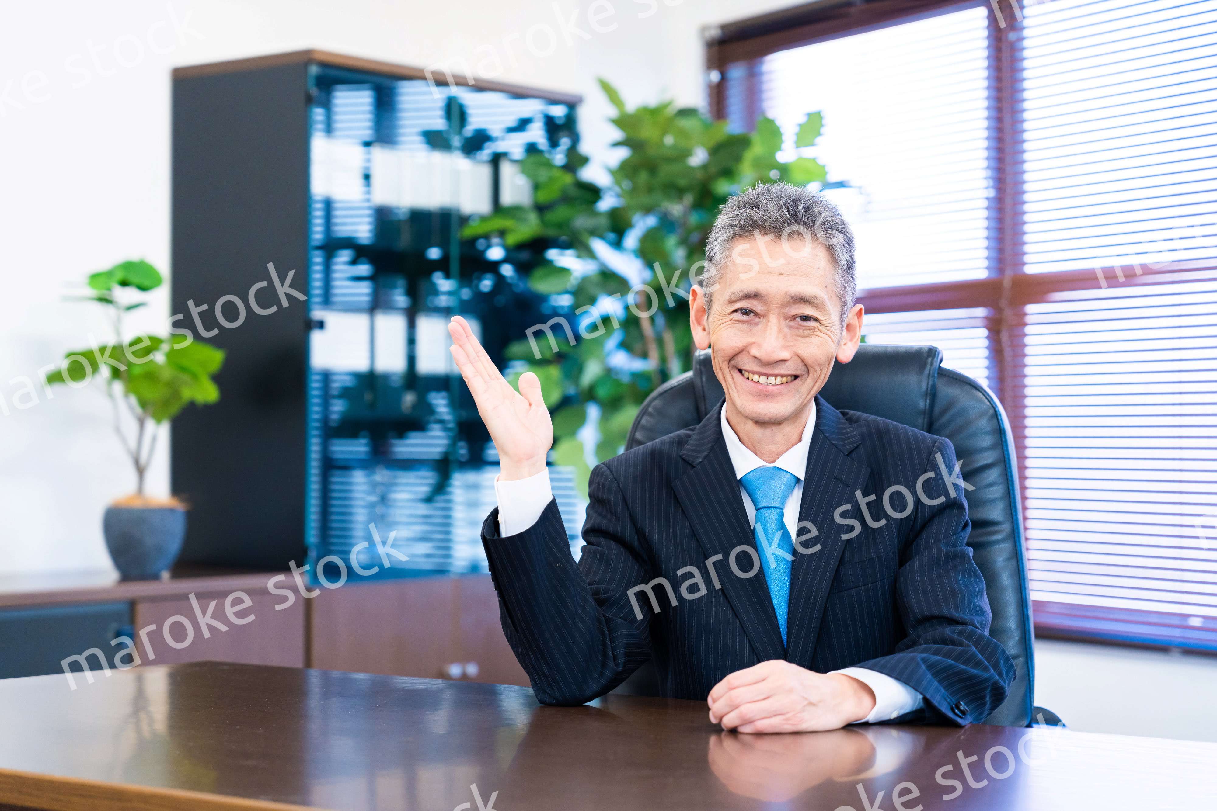 指をさす役員の男性