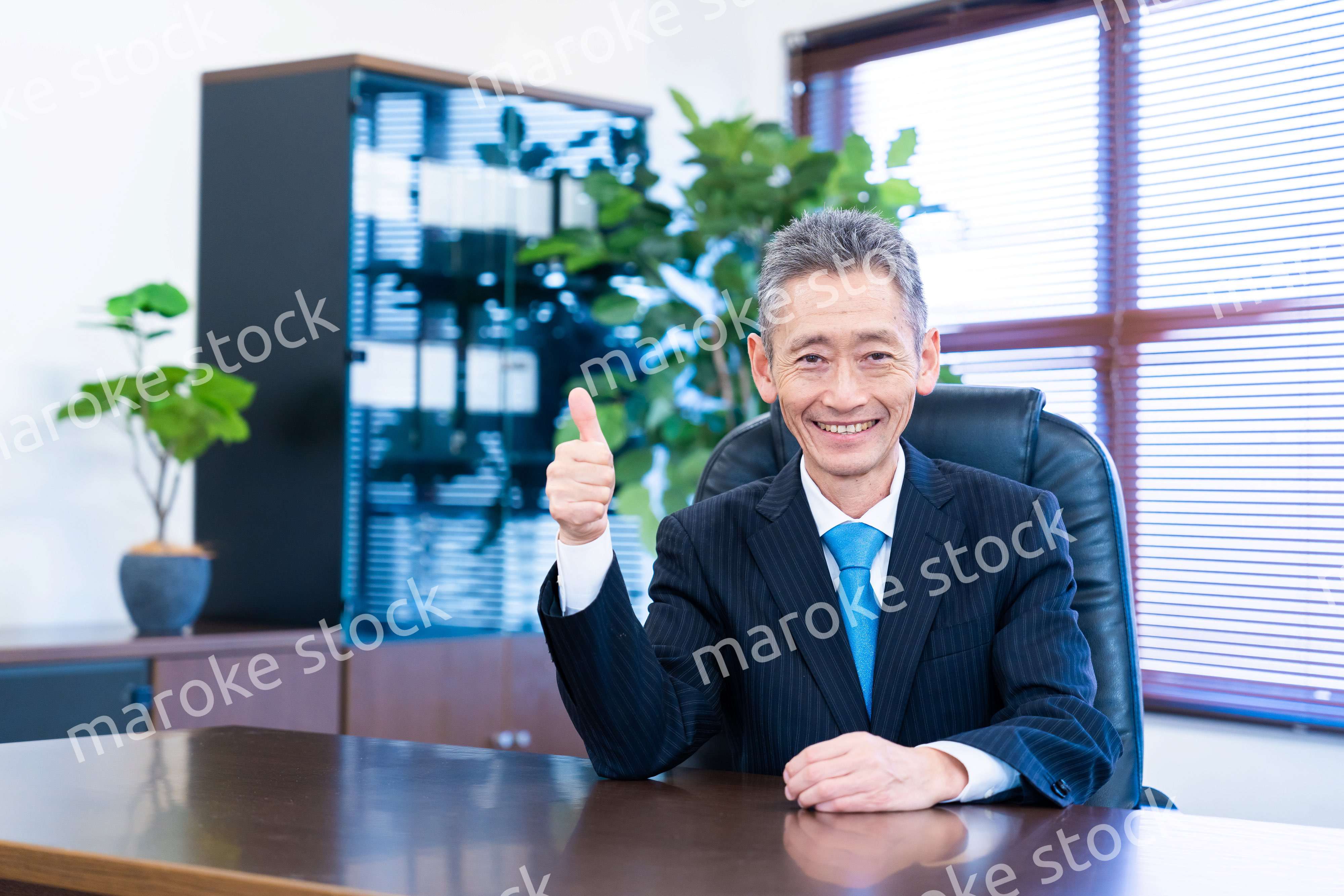 グッドサインをする経営者