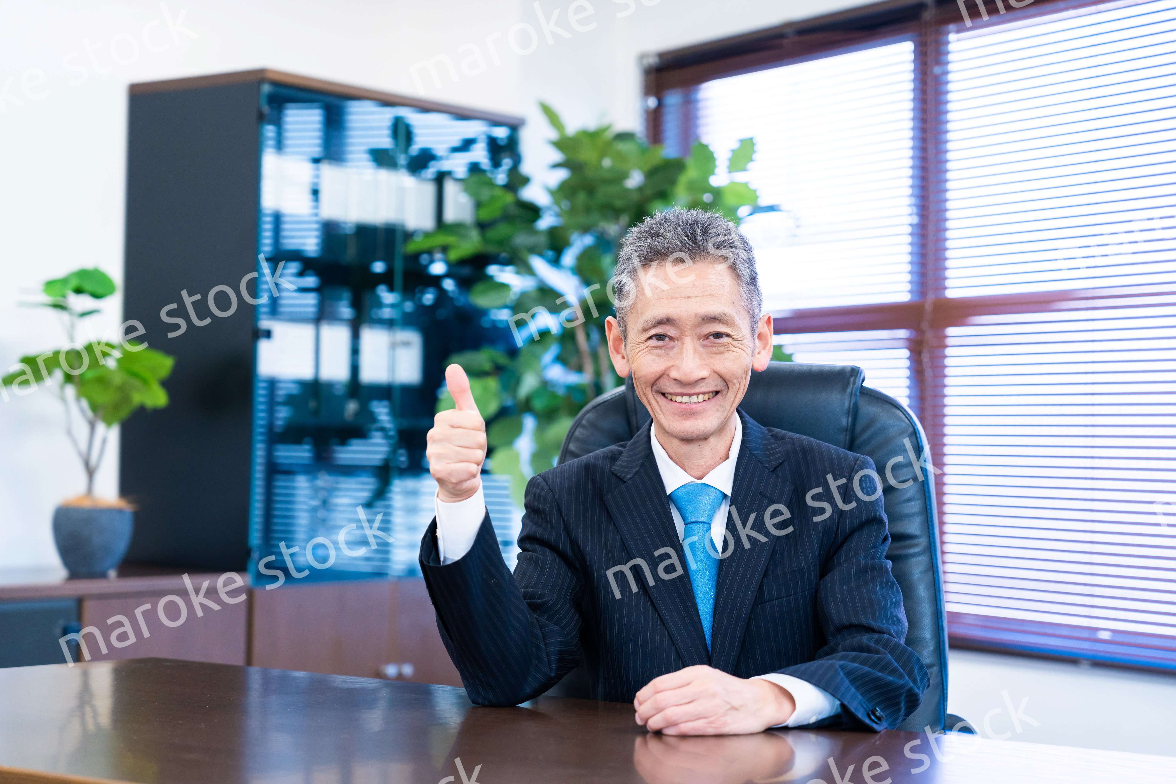 グッドサインをする経営者