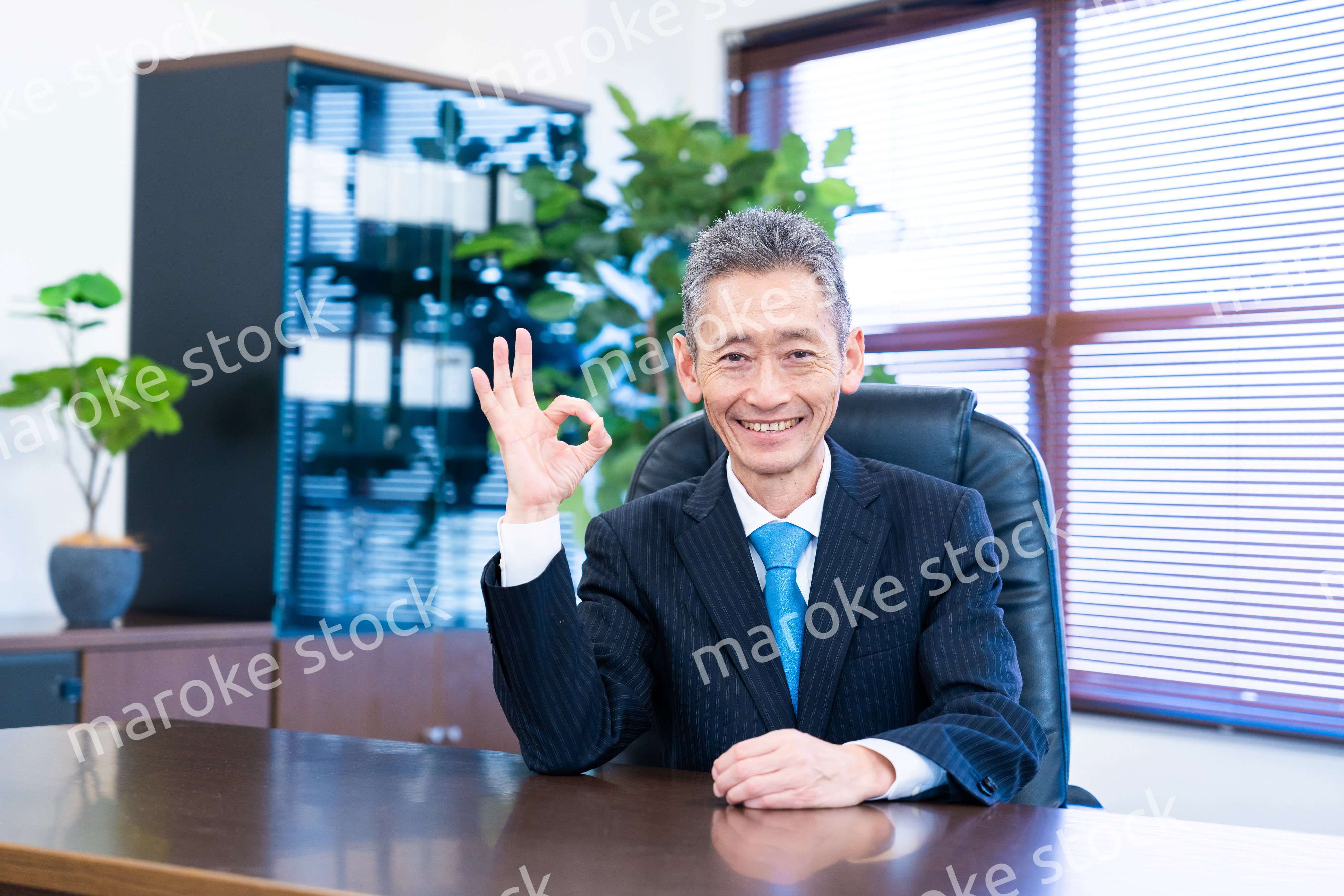 グッドサインをする経営者