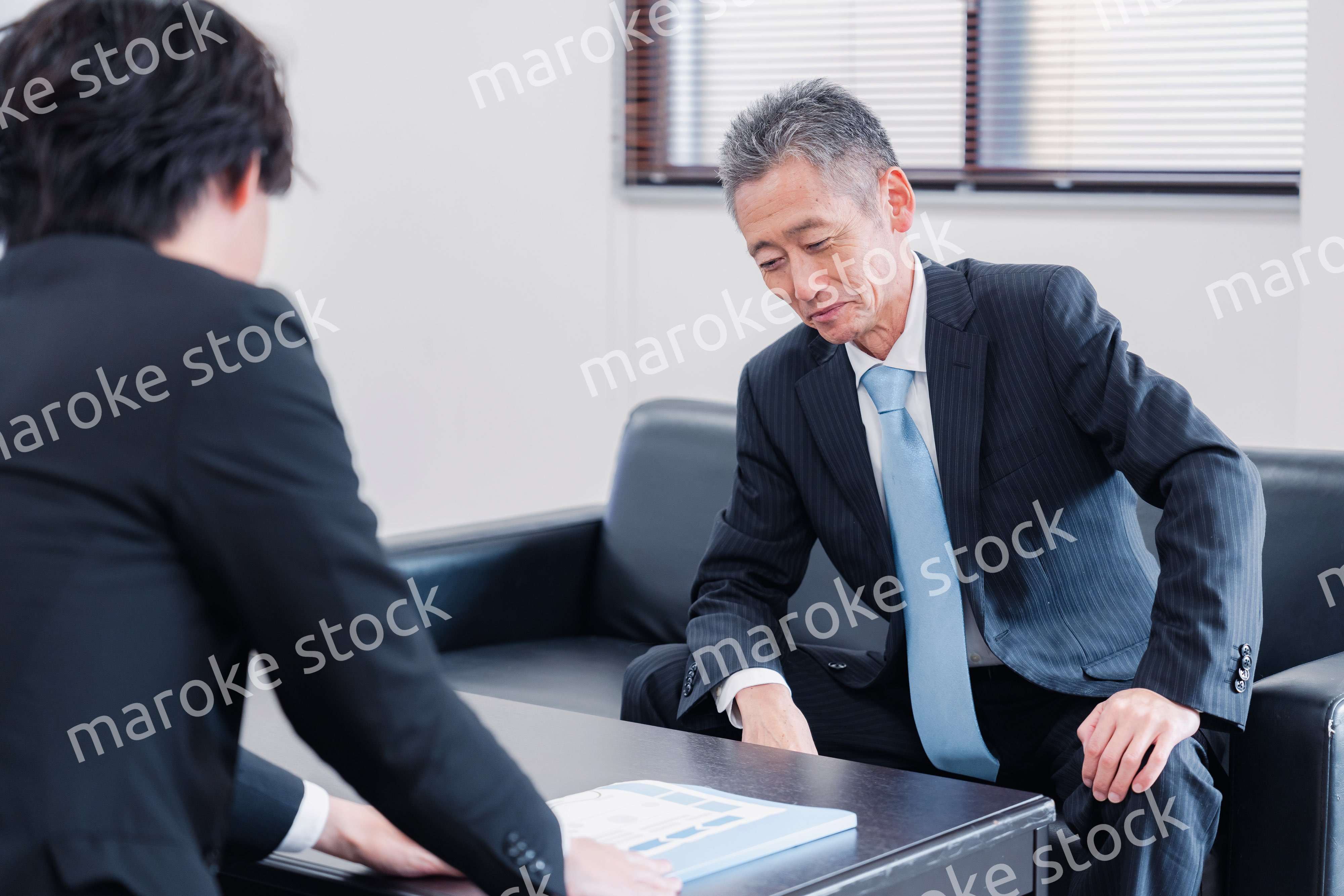 商談をする2人のビジネスマン