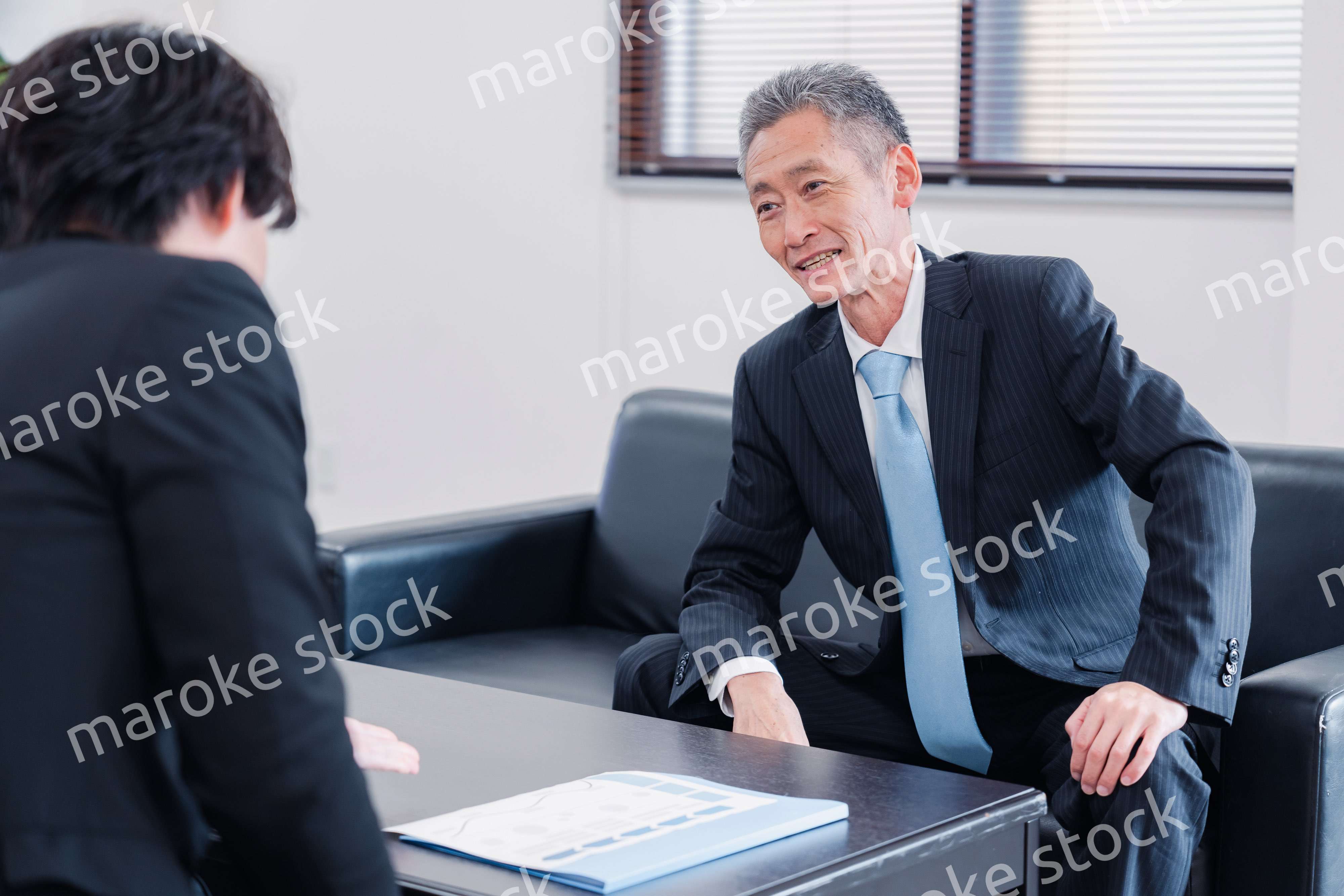 商談をする2人のビジネスマン