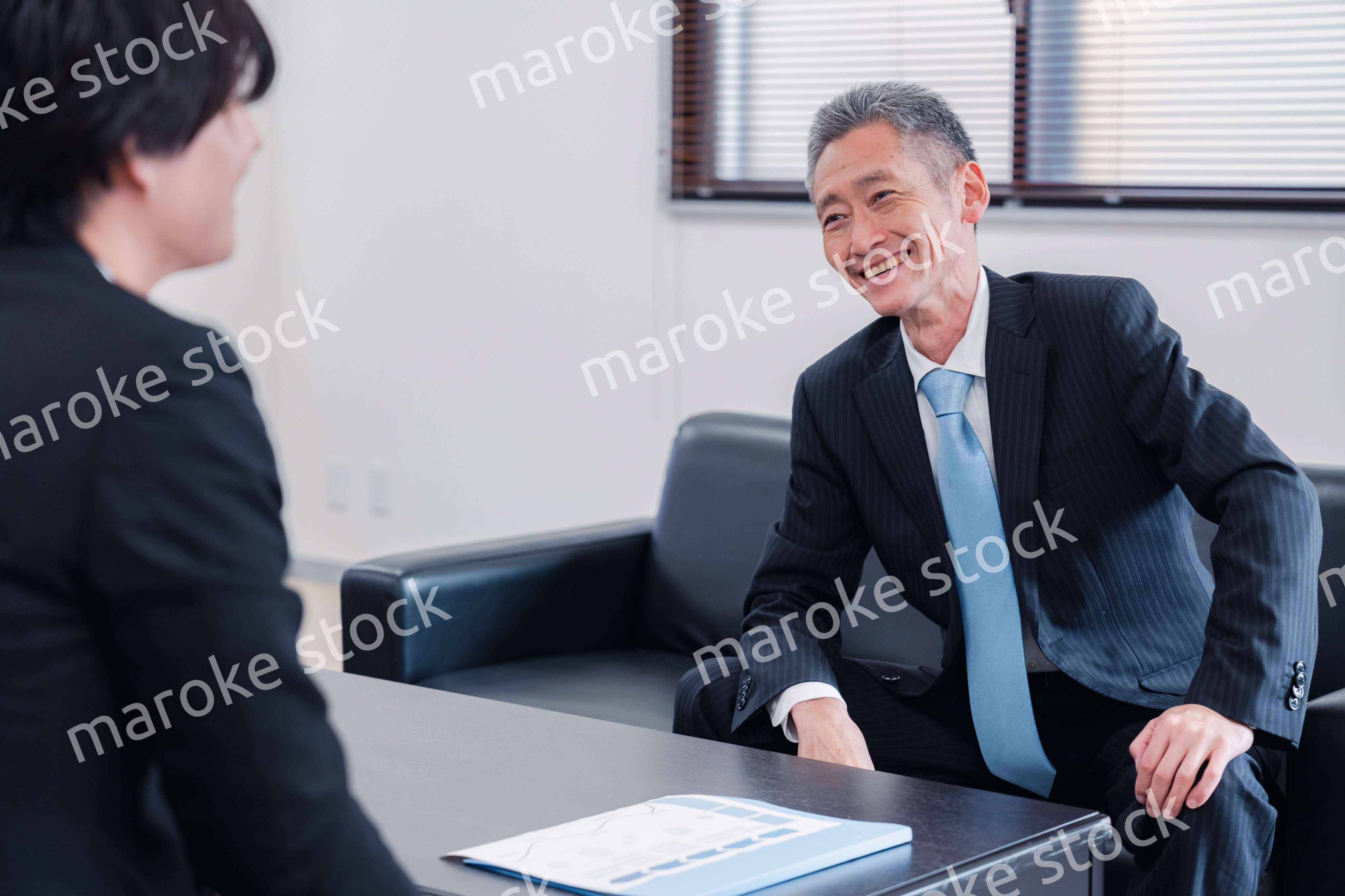 商談をする2人のビジネスマン