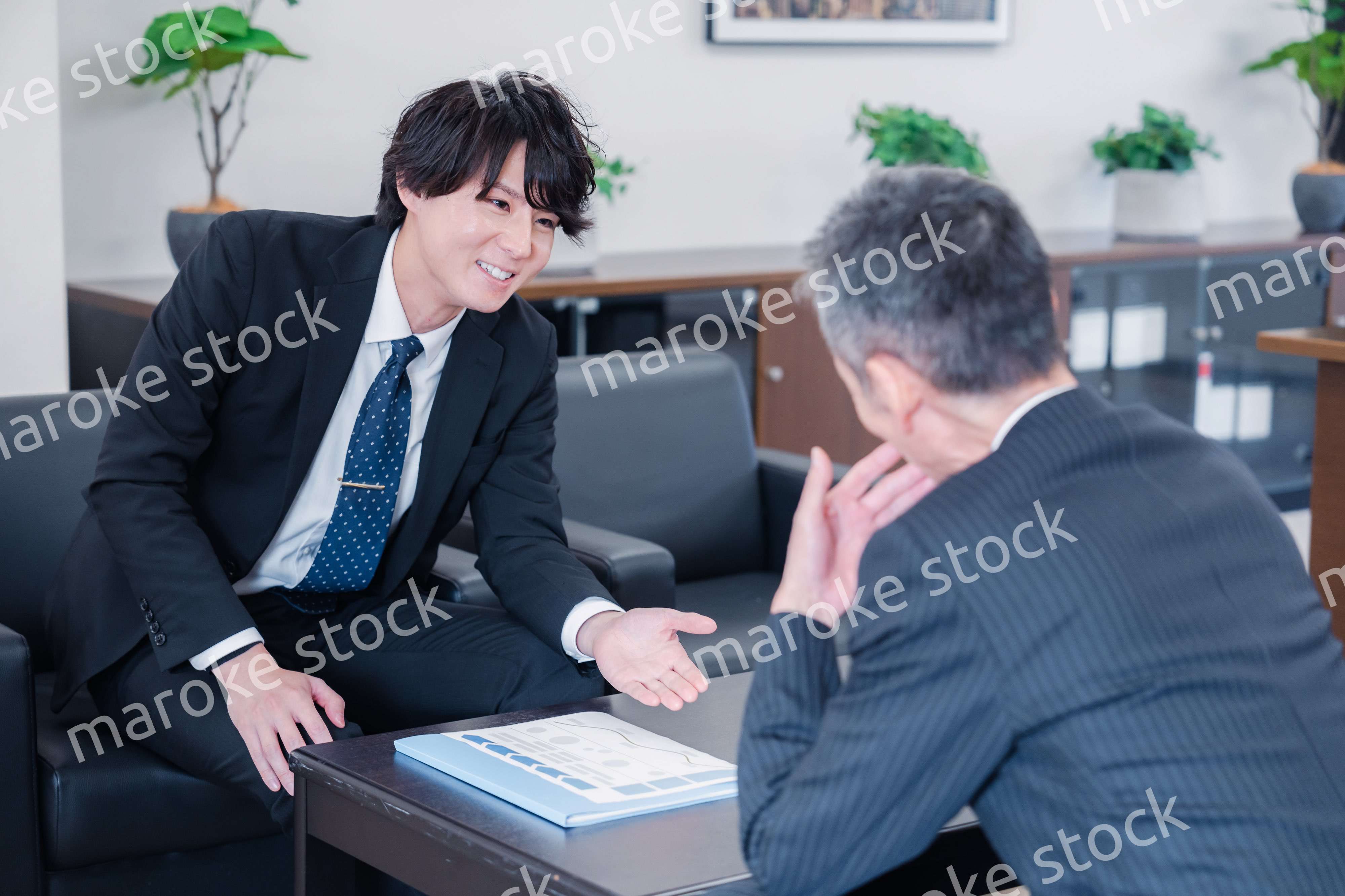 商談をする2人のビジネスマン